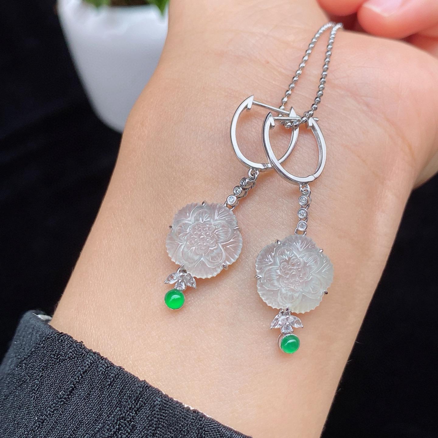 冰种好运连连耳坠 
遇上莲花，醉了这一夏
清新脱俗的气质，经典百搭，18k金镶嵌
尺寸如图一  实