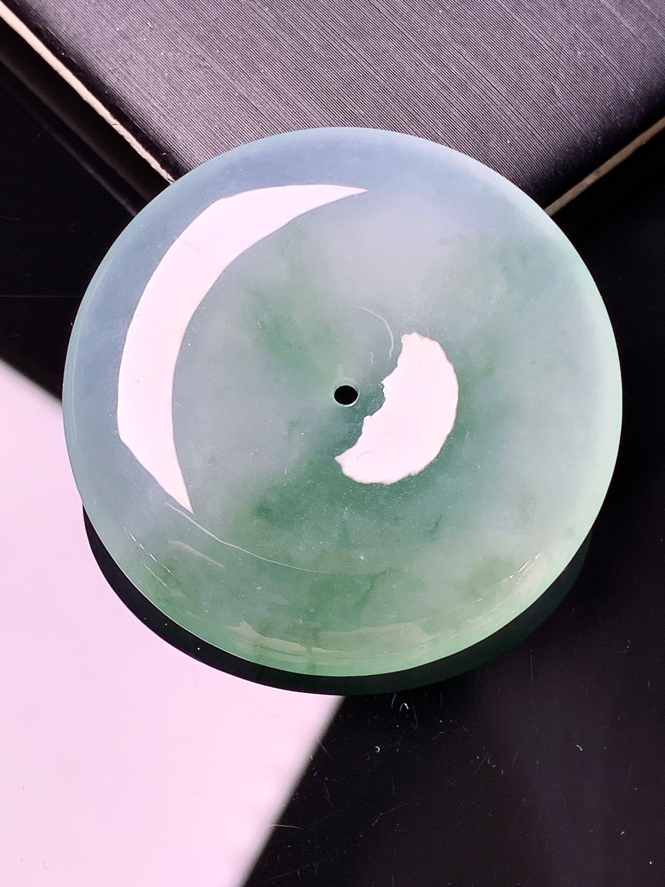 冰种飘绿平安扣吊坠 玉质细腻 色泽艳丽清新 水润亮眼 整体尺寸35.6*6.2a2