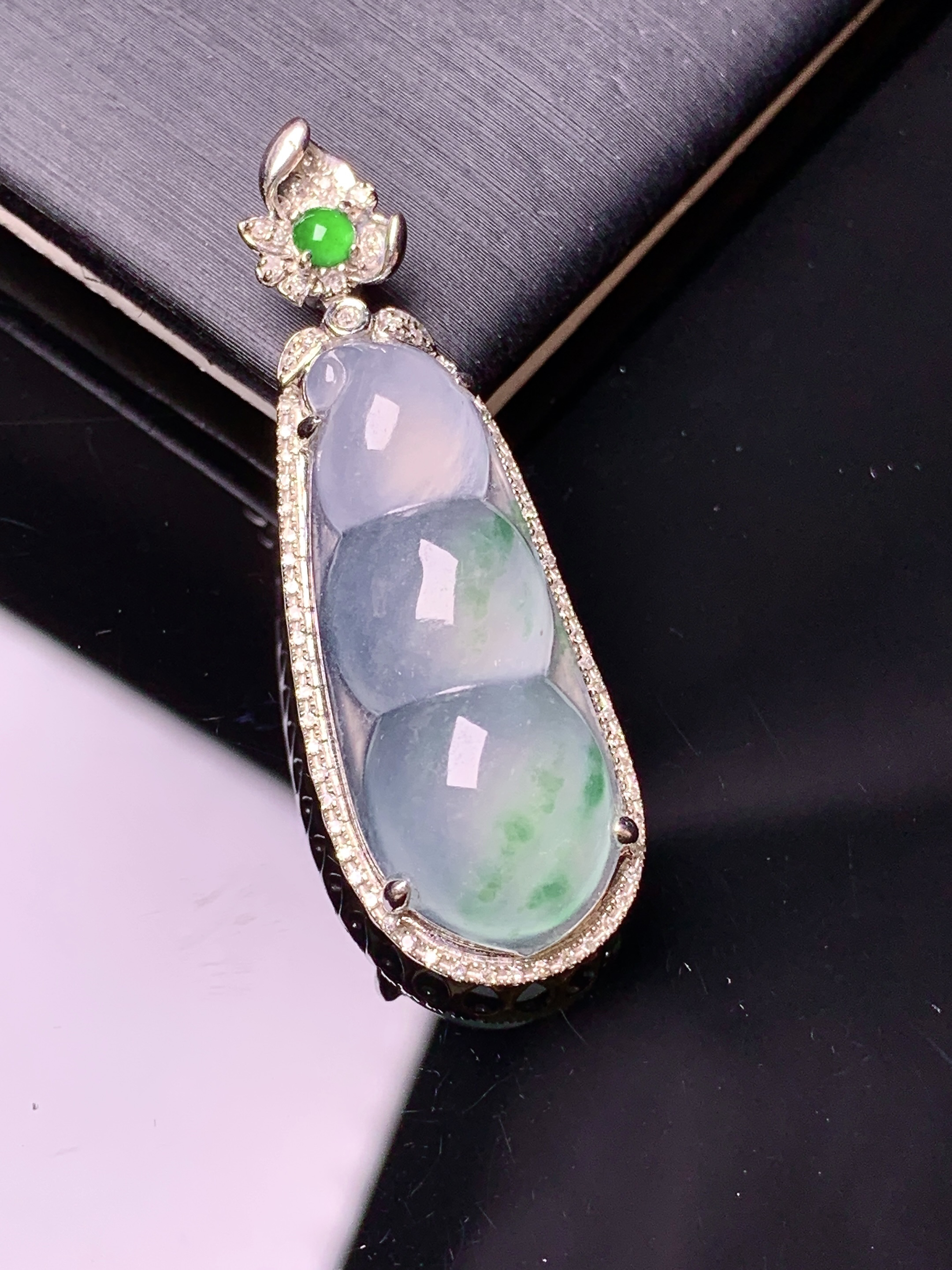 18k金钻镶嵌冰种飘绿四季豆吊坠 玉质细腻 色泽艳丽清新 水润亮眼 整体尺寸39.8*13.6*8.3y4