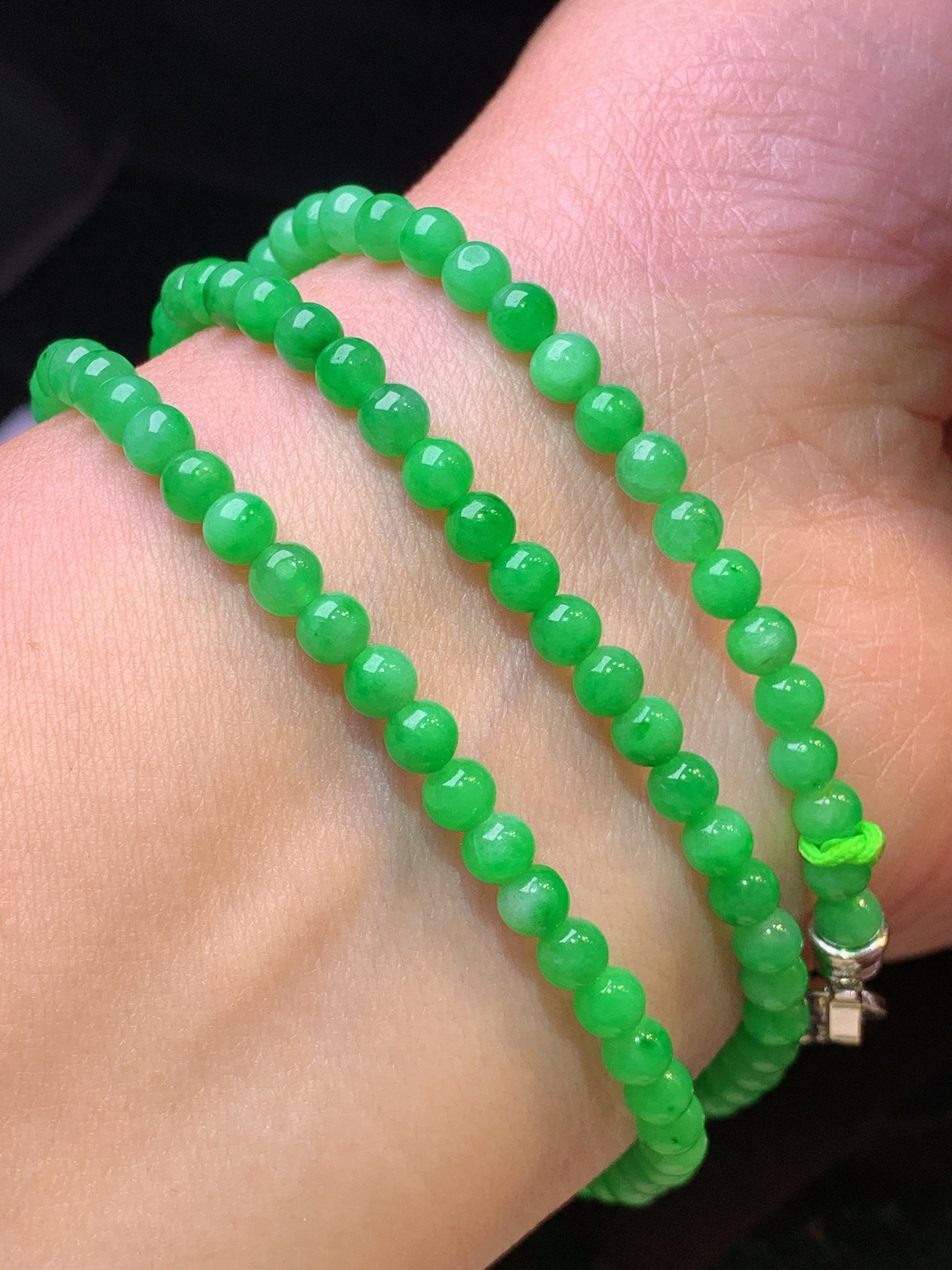 翠绿圆珠项链 玉质细腻 色泽艳丽清新 水润亮眼 整体尺寸4 yz