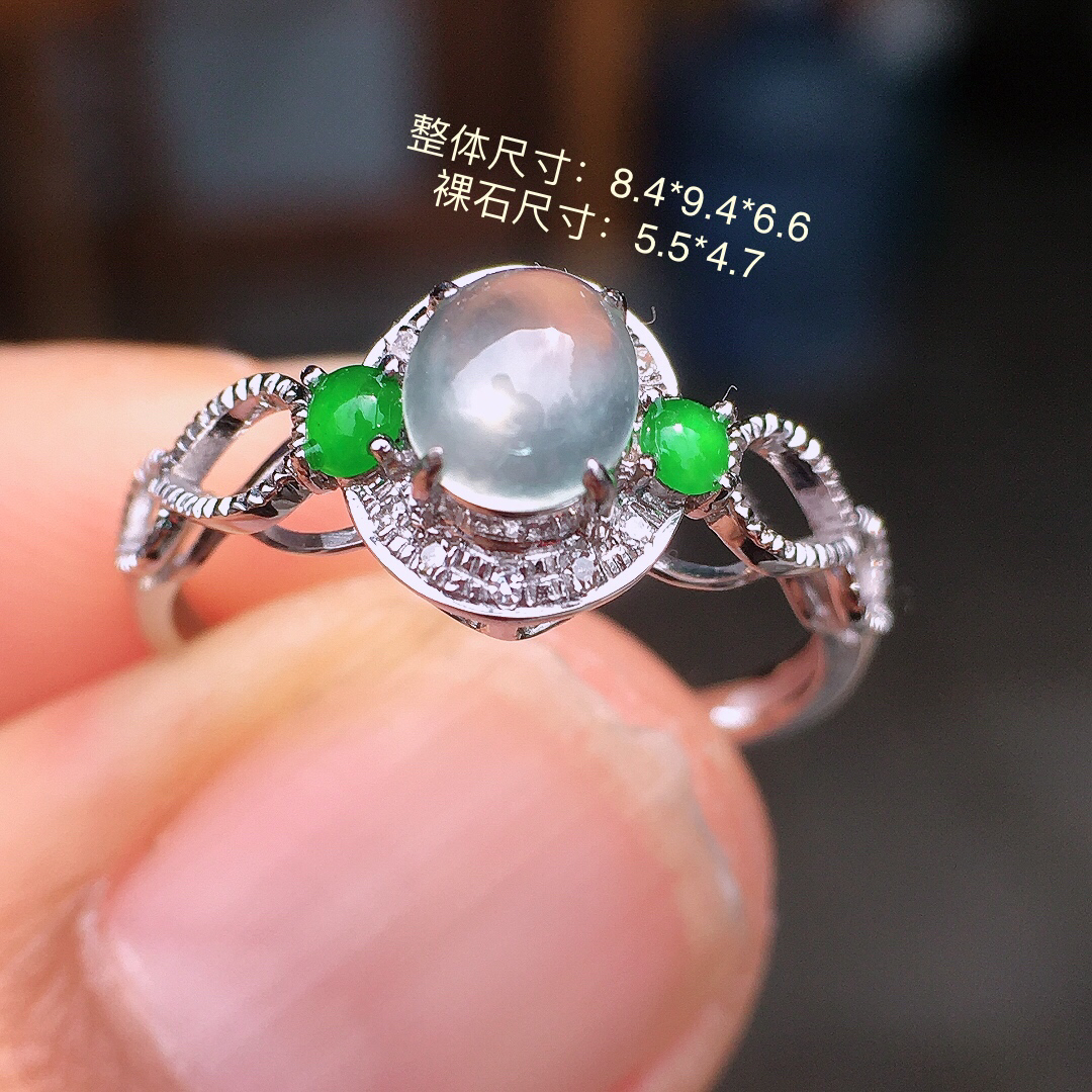 玻璃种蛋面戒指，玉质细腻，荧光感超
强，饱满圆润，尽显优雅气质，18k
金豪华镶嵌