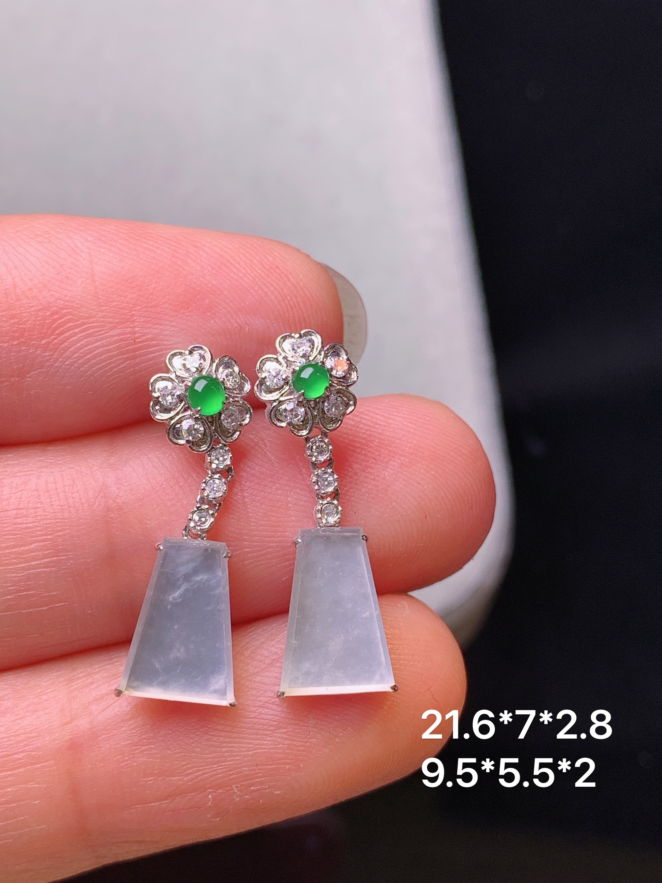 18k金钻镶嵌冰种无事牌耳坠 玉质细腻 色泽艳丽清新 水润亮眼 整体尺寸21.6*7*2.8z2