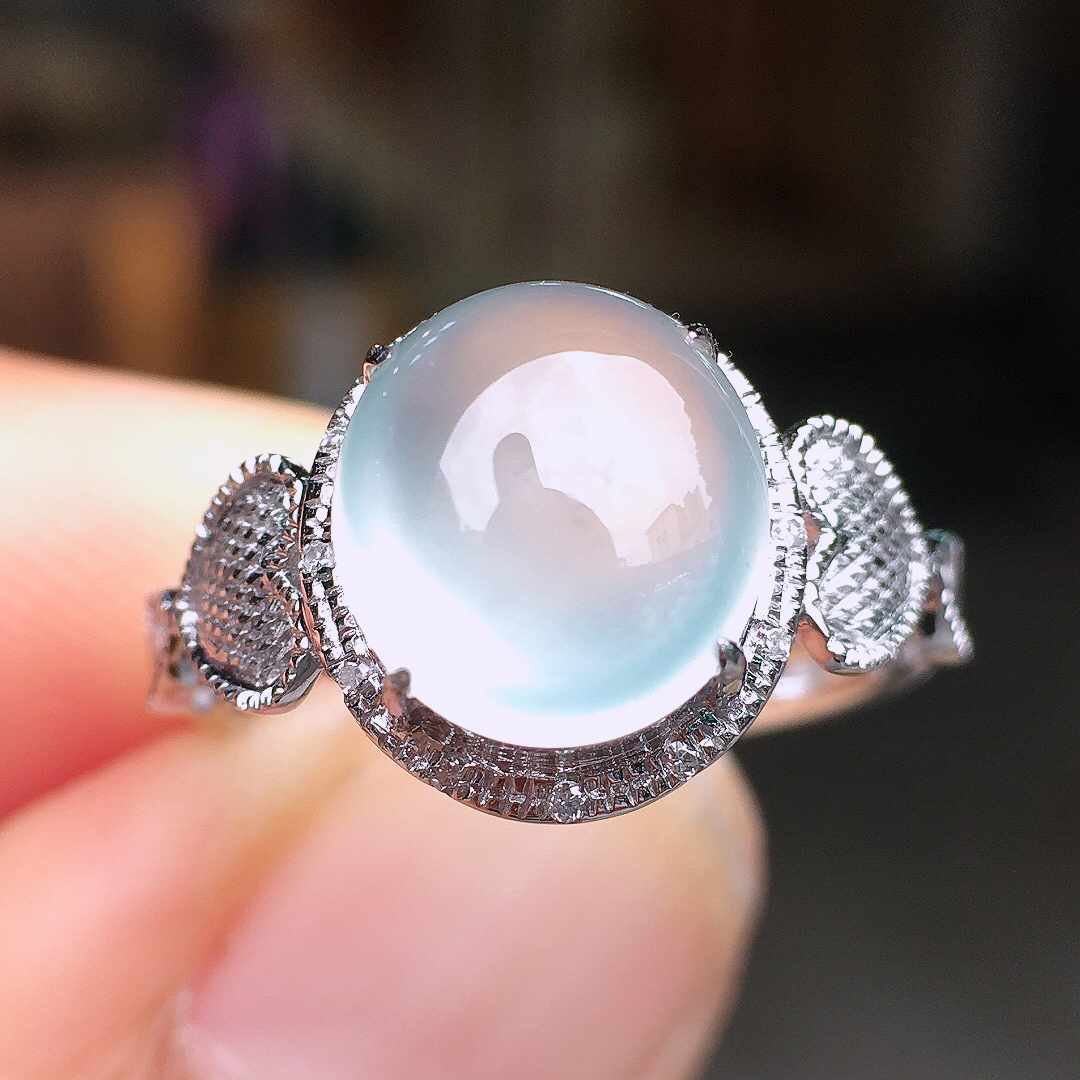 冰种蛋面戒指，玉质细腻，荧光感超
强，饱满圆润，尽显优雅气质，18k
金豪华镶嵌