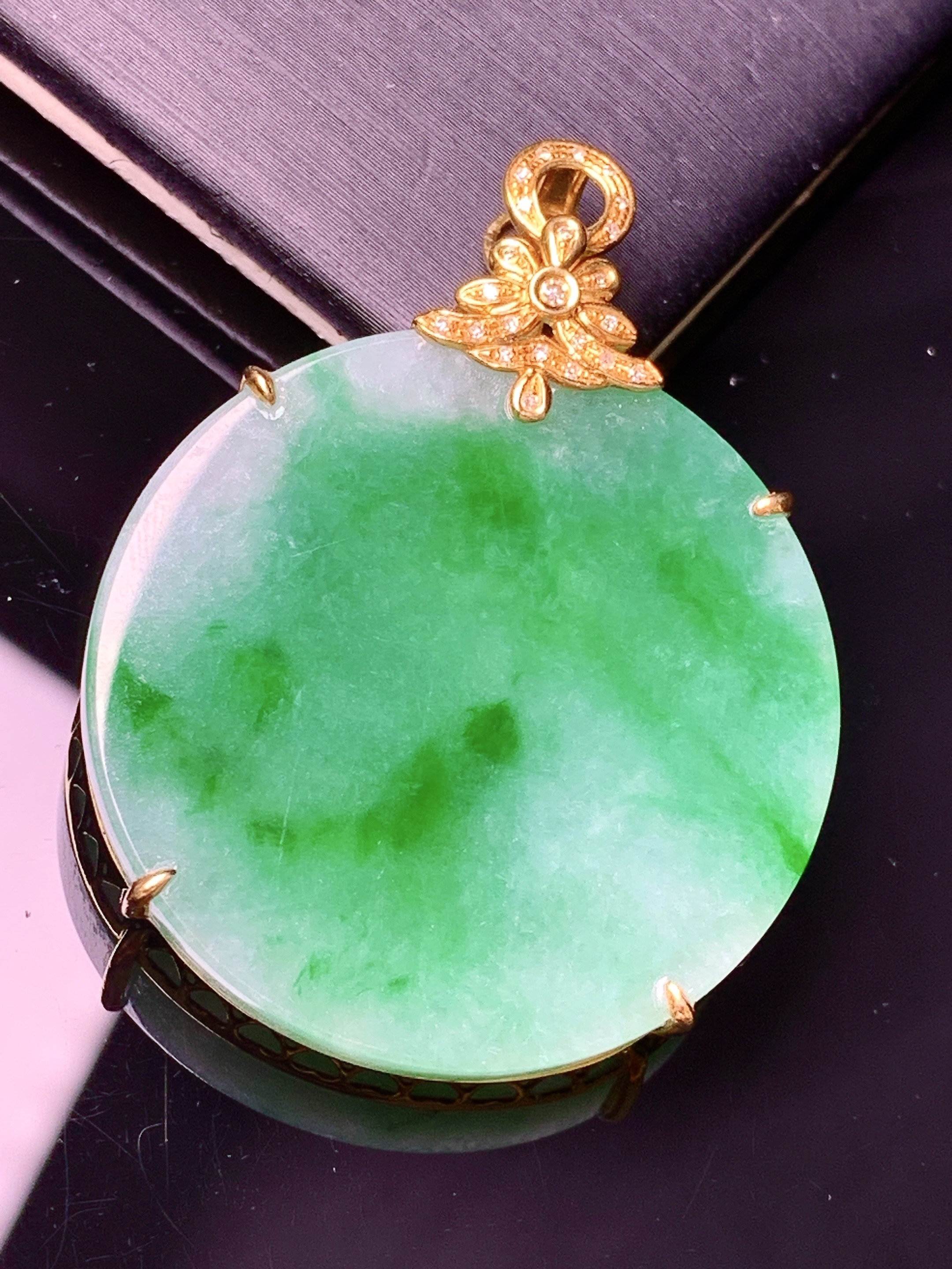 18k金钻镶嵌翠绿圆牌吊坠 玉质细腻 色泽艳丽清新 水润亮眼 整体尺寸42*32*5.8b1