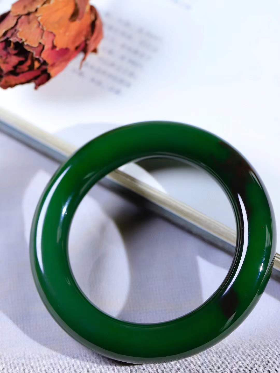 【碧波流转·手镯】

收藏传家级臻品️和田玉碧玉圆条手镯，玉质细腻温润，手感舒适，️线条流畅，简约大气，美自天成，佩戴于腕间，婉约之美，举手投足间透出那份低调奢华，醉人心扉。
重82.3克 内径圈口54.5mm尺寸12.4-12.6mm  FDA-13352908