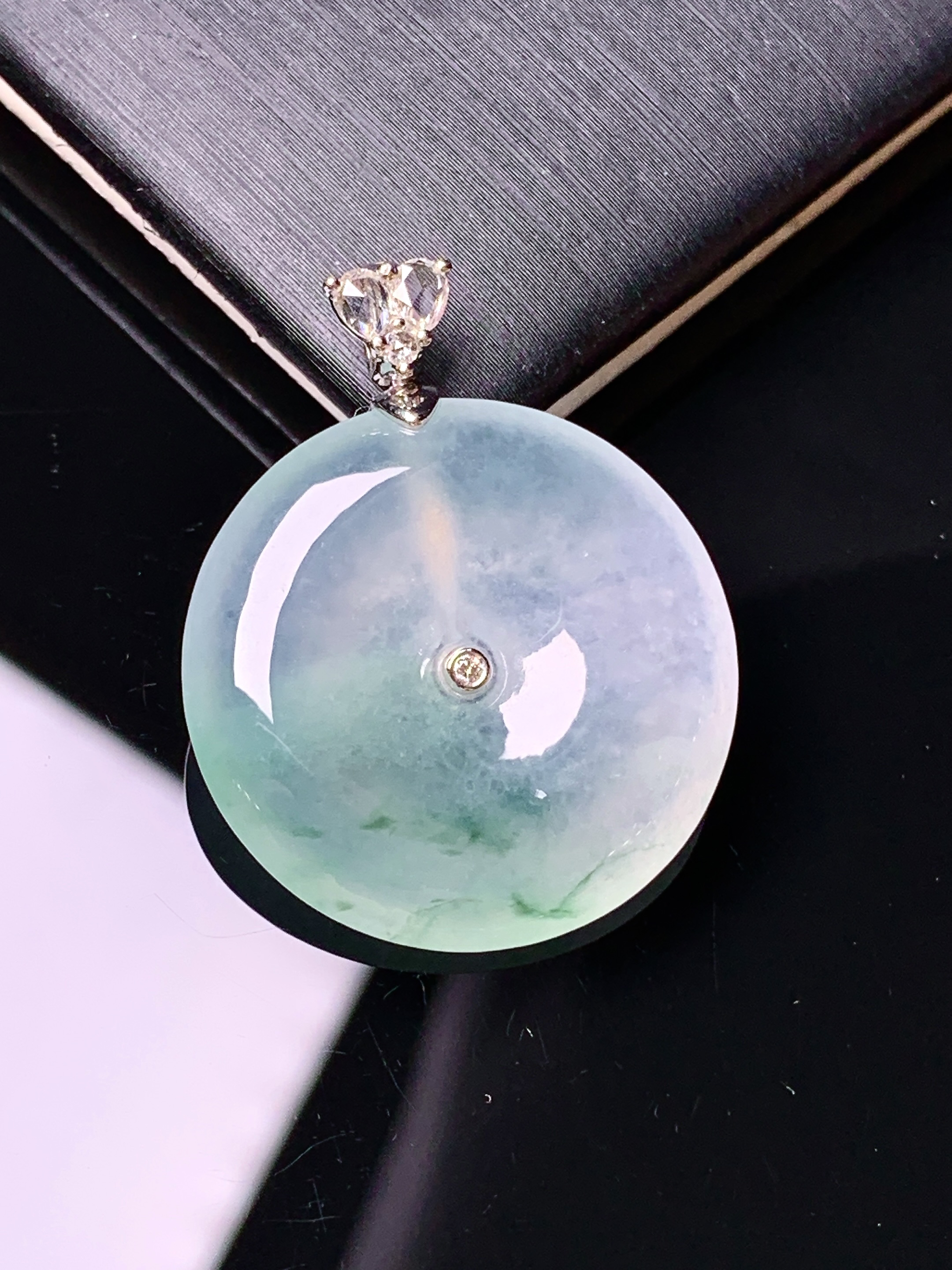 18k金钻镶嵌冰种平安扣吊坠 玉质细腻 色泽艳丽清新 水润亮眼 整体尺寸29.7*23.5*4.5g2