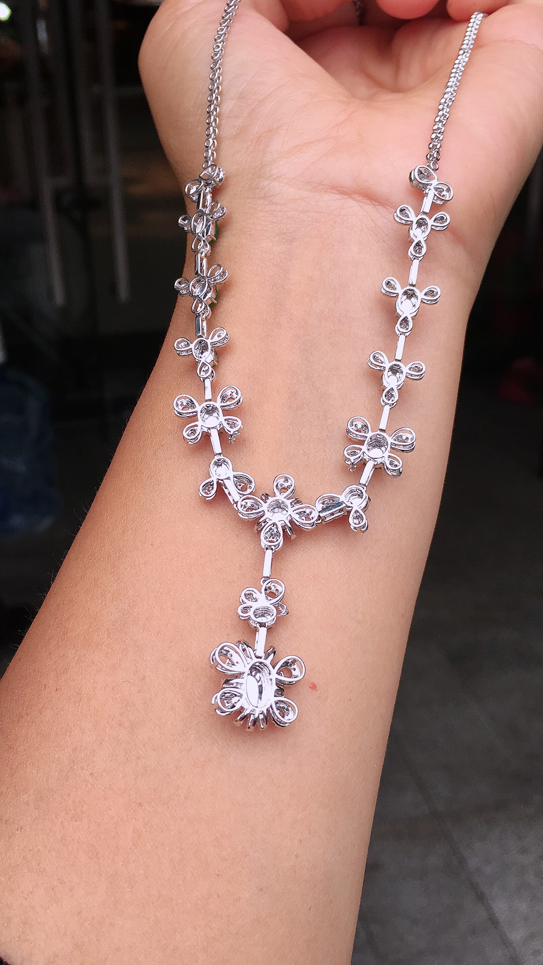 阳绿蛋面晚装项链，色泽均匀艳丽，玉质细腻，荧光感超
强，饱满圆润，尽显优雅气质，18k
金豪华镶嵌