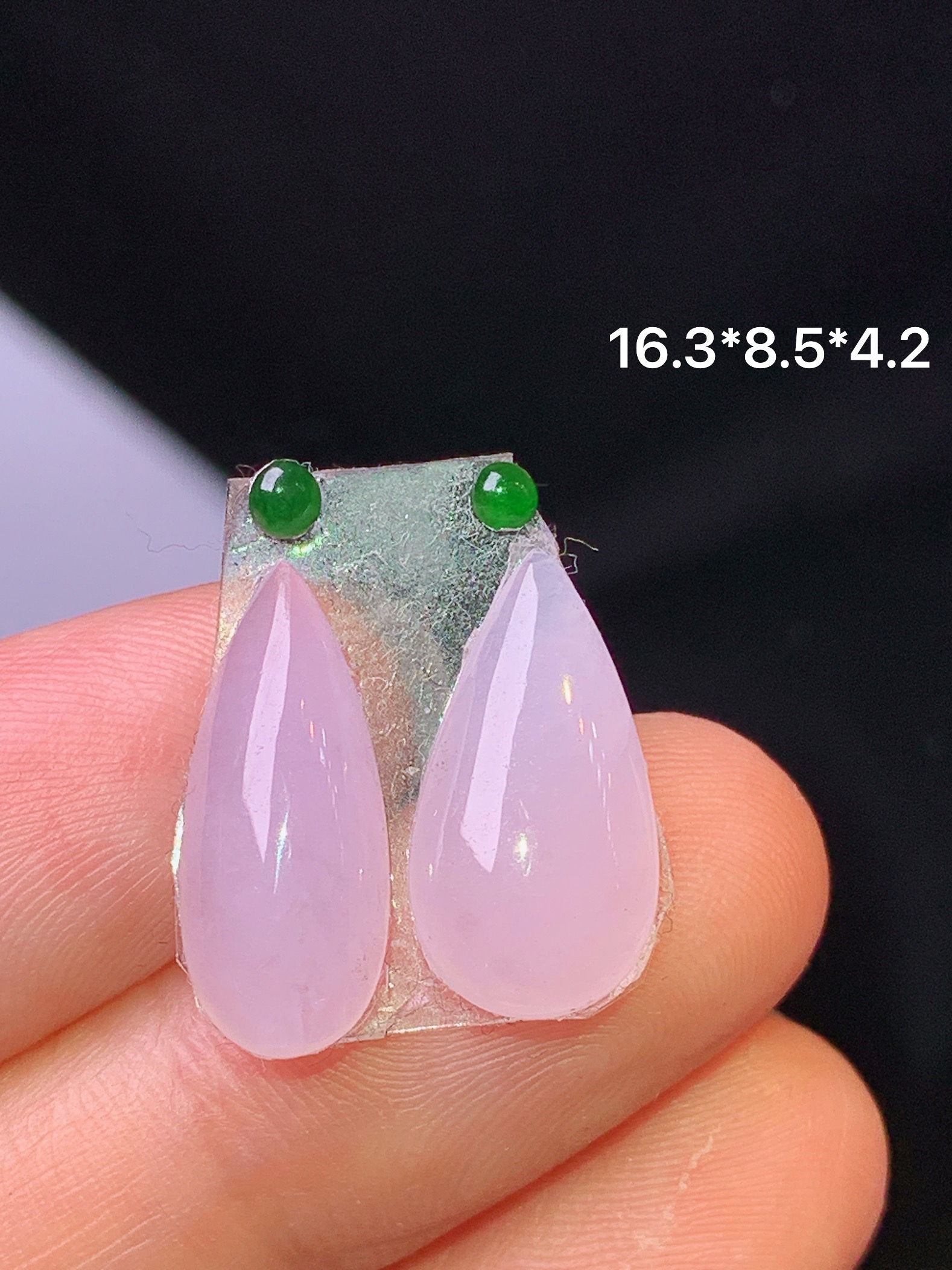 淡紫罗兰水滴一对 玉质细腻 色泽艳丽清新 水润亮眼 整体尺寸16.3*8.5*4.2j3