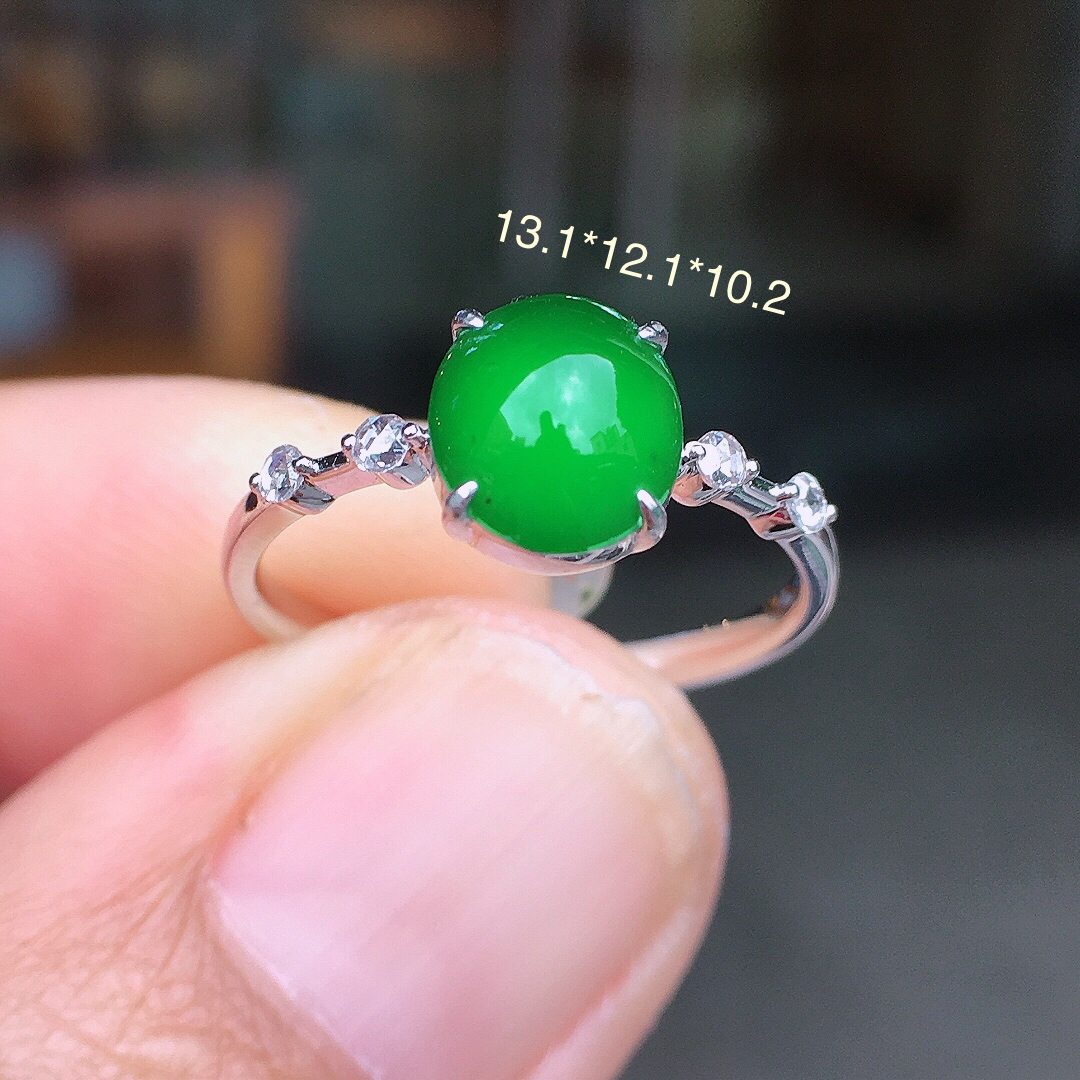 阳绿蛋面戒指，色泽均匀艳丽，玉质细腻，荧光感超
强，饱满圆润，尽显优雅气质，18k
金豪华镶嵌