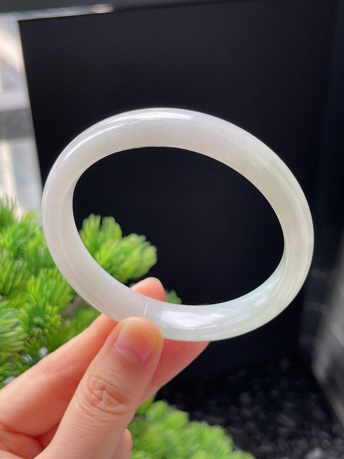 正圈58.4圈口，翡翠糯化种淡绿色手镯