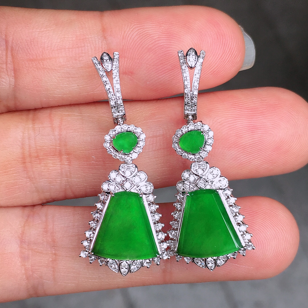 阳绿无事牌耳坠，色泽均匀艳丽，玉质细腻，荧光感超
强，饱满圆润，尽显优雅气质，18k
金豪华镶嵌