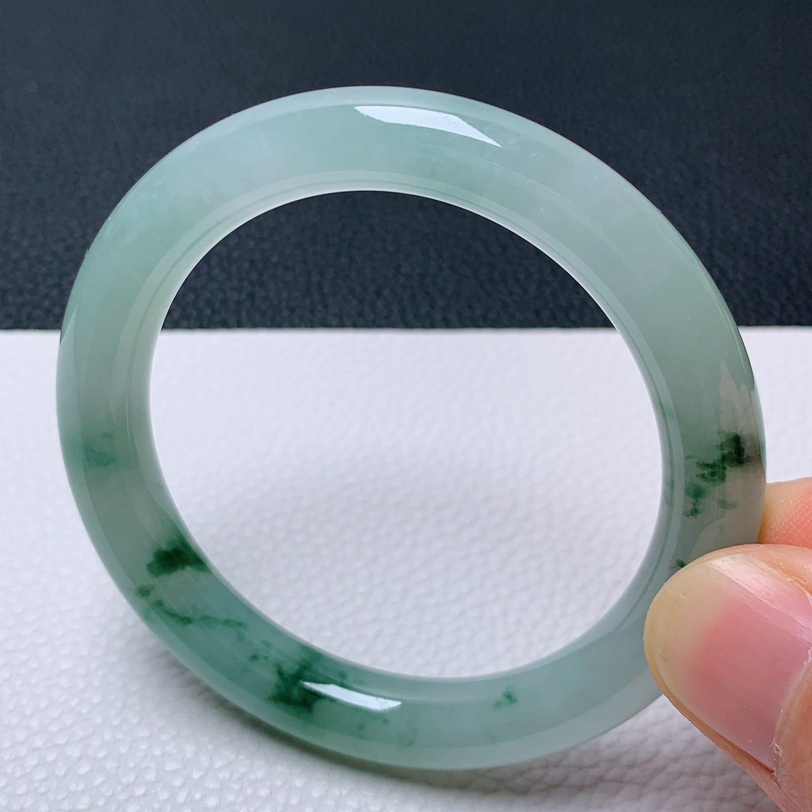 天然翡翠小圈口51-52老坑冰飘花圆条手镯 玉质细腻 种水好 尺寸:51.5-9-8.8mm   M22