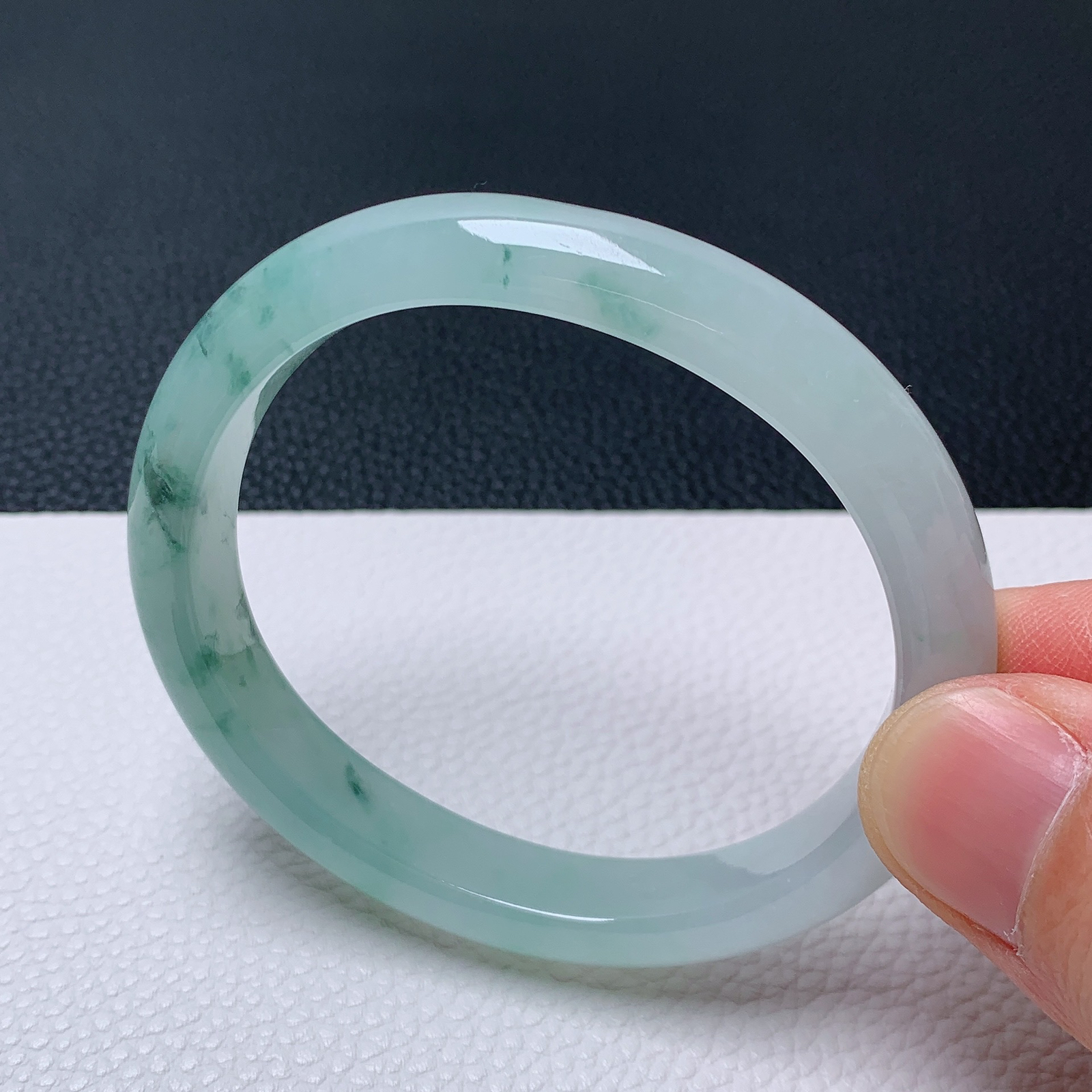 天然翡翠圈口54-55老坑冰透飘花贵妃手镯 玉质细腻 种水好 尺寸：55-47.5-10.2-7.1mm  M22