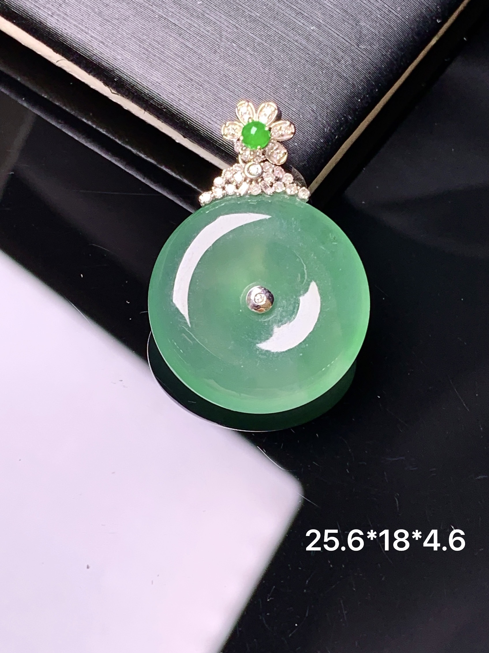 18k金钻镶嵌冰种晴绿平安扣吊坠 玉质细腻 色泽艳丽清新 水润亮眼 整体尺寸25.6*18*4.6b1