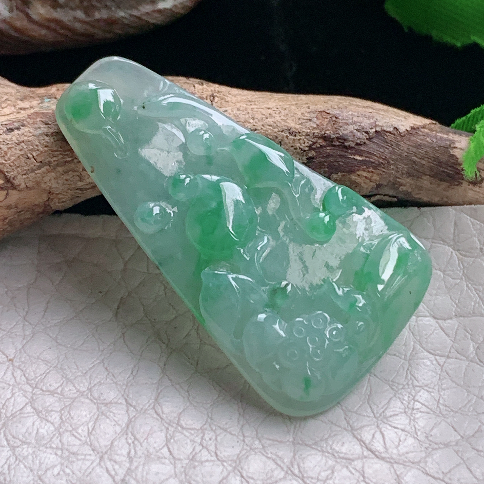 ajj实拍38.7*21.6*4.5缅甸翡翠冰绿莲年有余玉吊坠 玉挂件