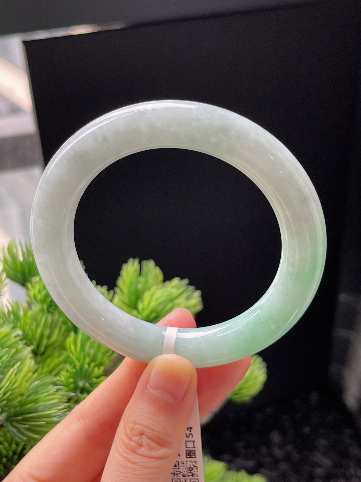 圆镯54圈口，翡翠糯化种淡绿色手镯