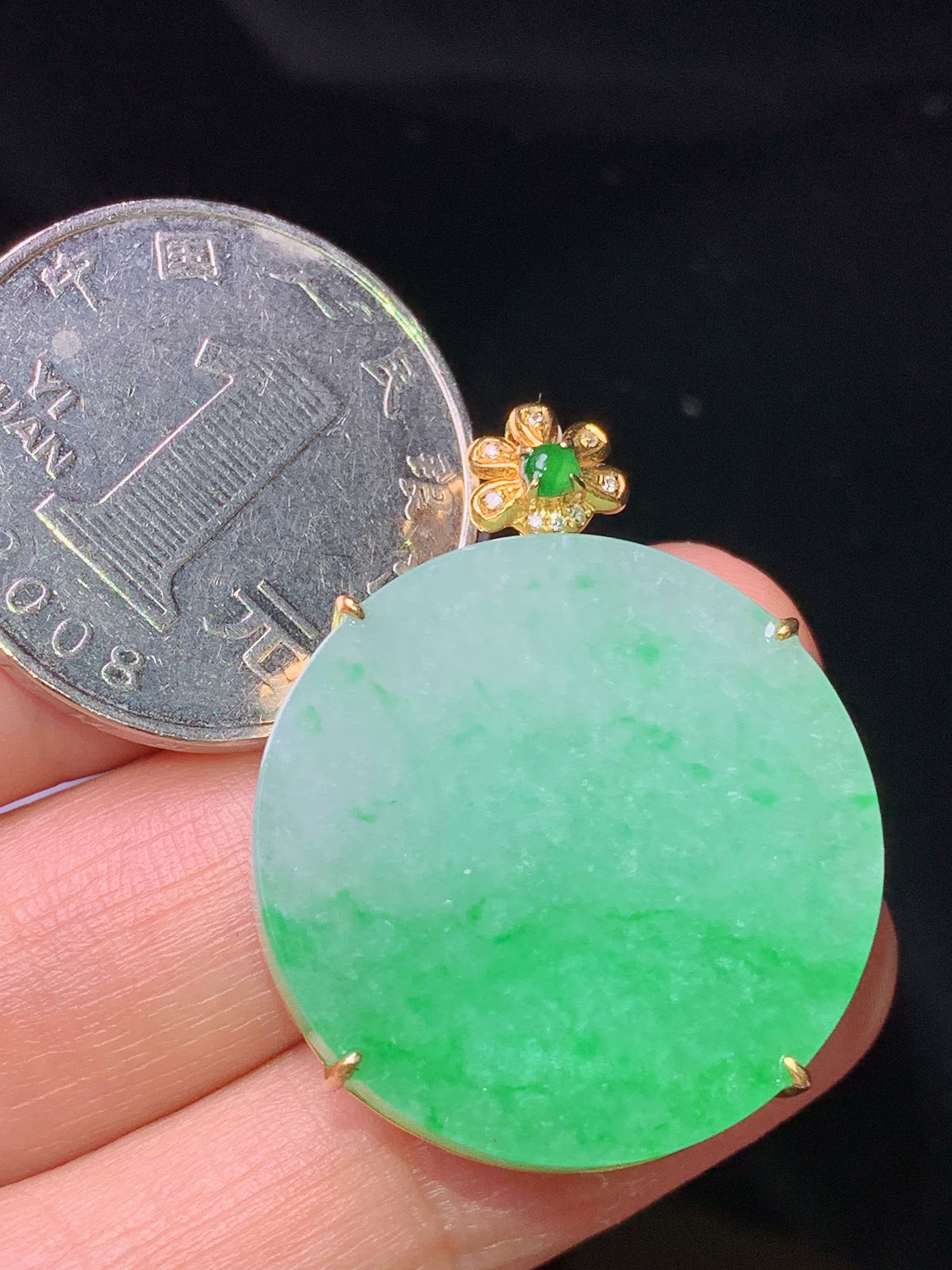 18k金钻镶嵌翠绿圆牌吊坠 玉质细腻 色泽艳丽清新 水润亮眼 整体尺寸32.5*25.6*6.5b1