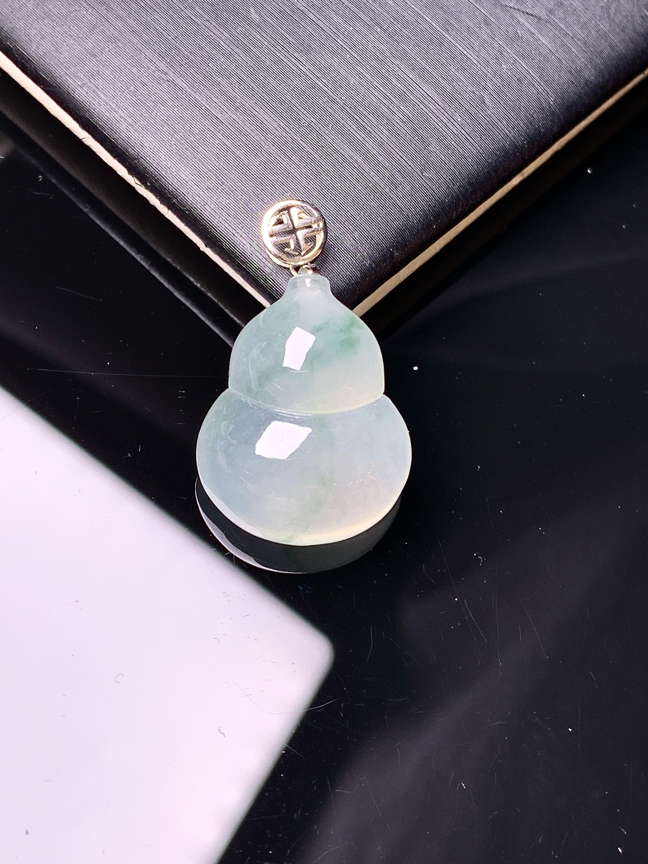 18k金镶嵌冰种葫芦吊坠 玉质细腻 色泽艳丽清新 水润亮眼 整体尺寸24.5*15.2*6.8m1