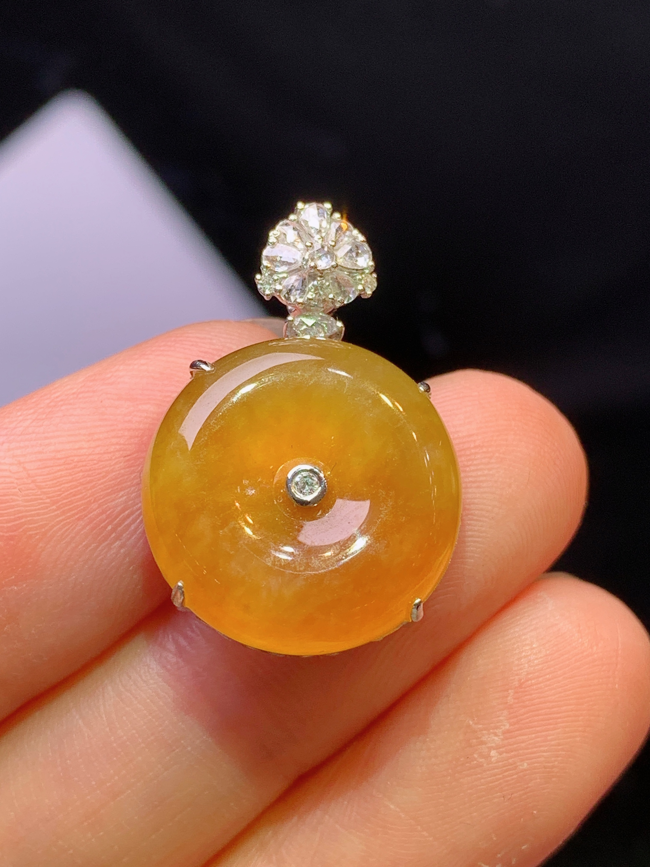 18k金钻镶嵌黄翡平安扣吊坠 玉质细腻 色泽艳丽清新 水润亮眼 整体尺寸24*16.5*7y4