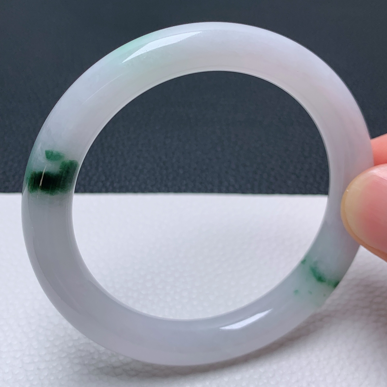 天然翡翠圈口52-53老坑飘花圆条手镯 玉质细腻 种水好 尺寸：52.5-8.8-8.5mm  M22