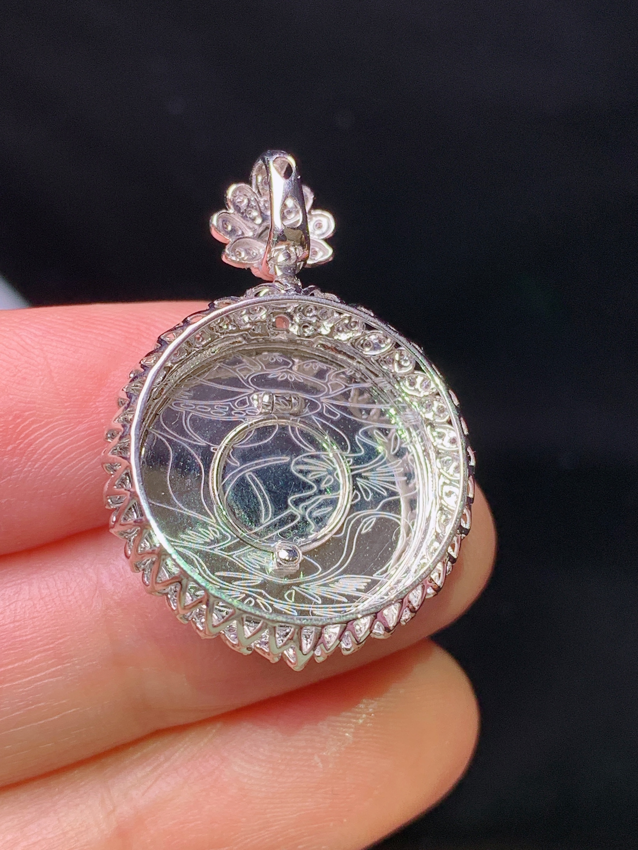 18k金钻镶嵌翠绿圆牌吊坠 玉质细腻 色泽艳丽清新 水润亮眼 整体尺寸31*21.5*8.3y4