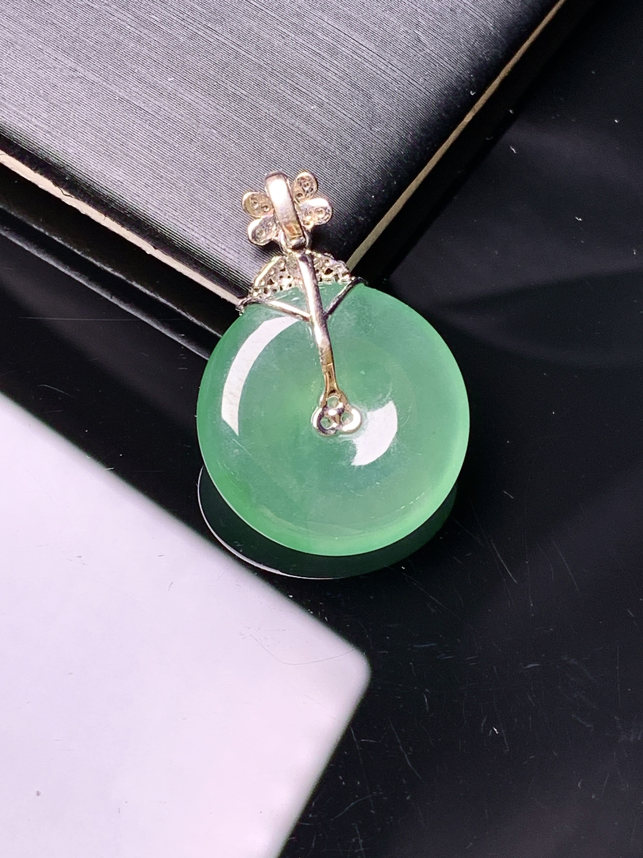 18k金钻镶嵌冰种晴绿平安扣吊坠 玉质细腻 色泽艳丽清新 水润亮眼 整体尺寸25.6*18*4.6b1