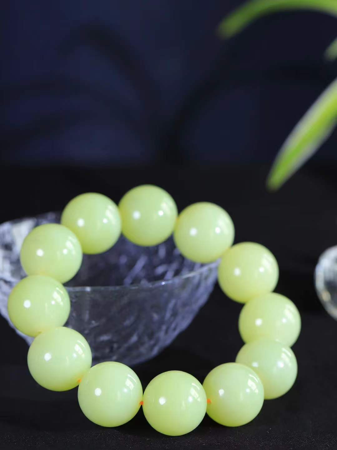 【珠圆玉润.手串】

精品️和田玉黄口珠圆玉润手串 玉质温润细腻  整串打磨圆润，佩戴舒适。珠珠落玉盘，间关莺语花底滑，一生美好时光，无论身在何处，都有它相伴相守。事事顺遂，幸福美满，吉祥如意。重146.5克 尺寸取一19.8mm  FDA-22361833