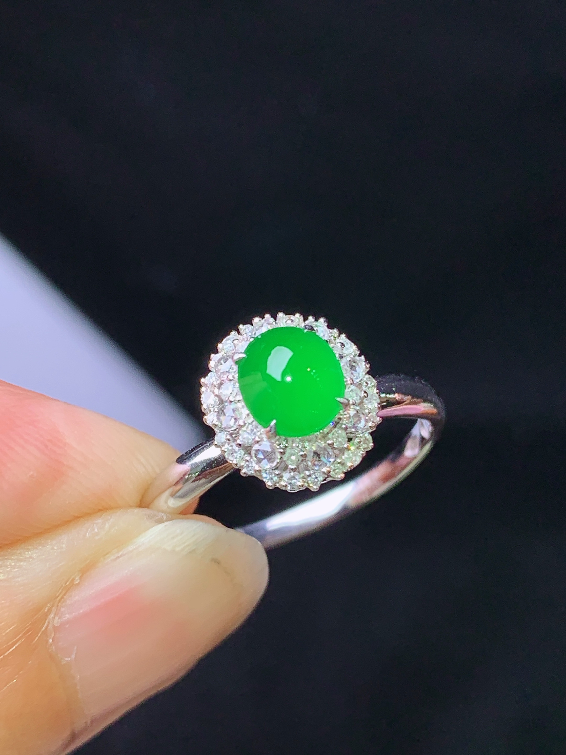 18k金钻镶嵌满绿蛋面戒指 玉质细腻 色泽艳丽清新 水润亮眼 圈口14 整体尺寸10*9.2*8z2