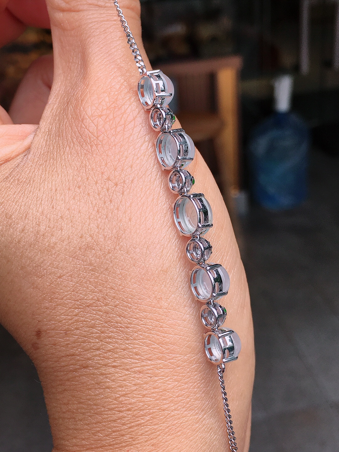 冰种蛋面手链，玉质细腻，荧光感超
强，饱满圆润，尽显优雅气质，18k
金豪华镶嵌