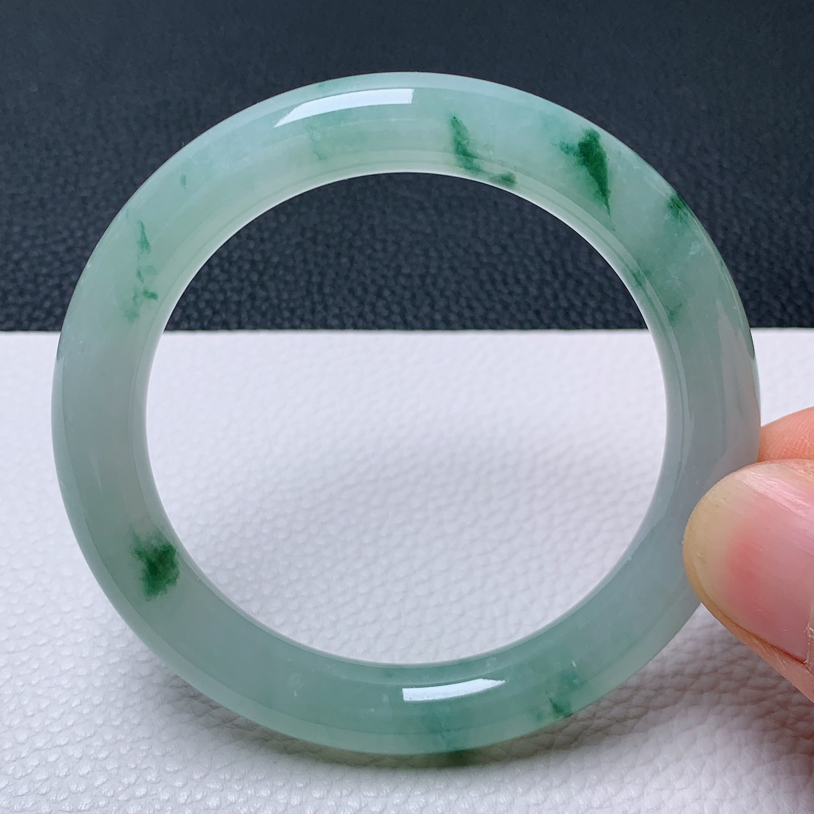 天然翡翠小圈口51-52老坑冰飘花圆条手镯 玉质细腻 种水好 尺寸:51.5-9-8.8mm   M22