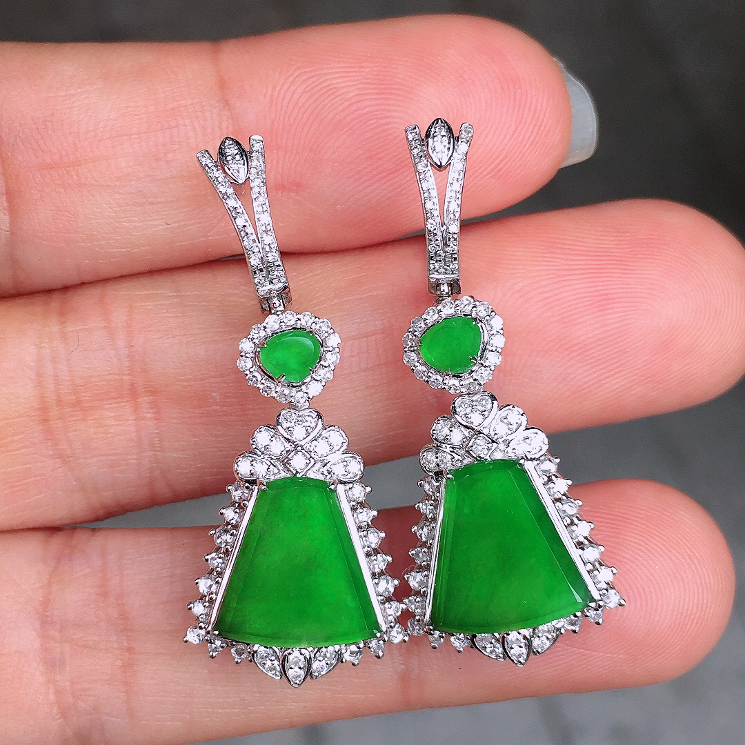 阳绿无事牌耳坠，色泽均匀艳丽，玉质细腻，荧光感超
强，饱满圆润，尽显优雅气质，18k
金豪华镶嵌