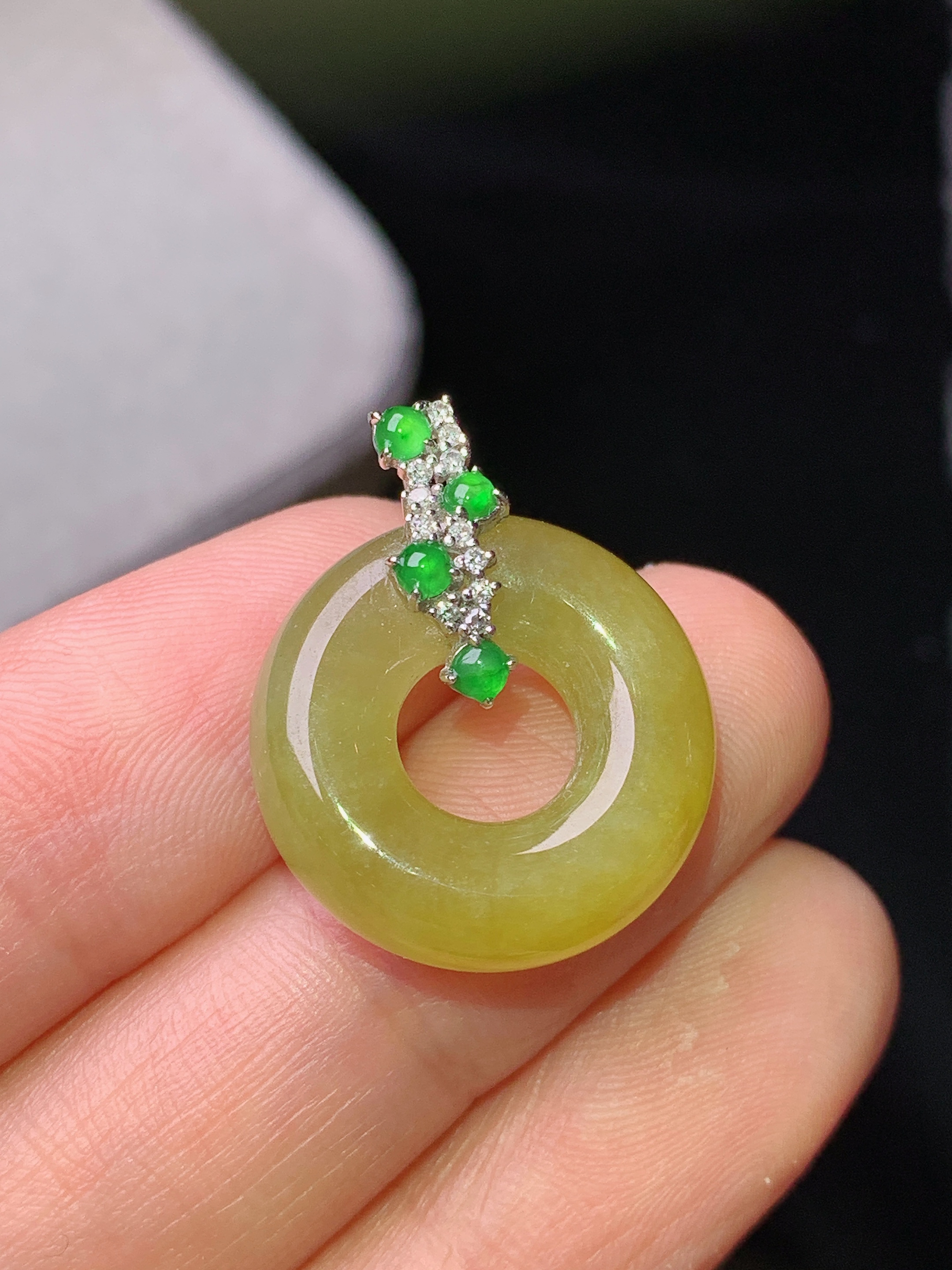 18k金钻镶嵌黄翡平安环吊坠 玉质细腻 色泽艳丽清新 水润亮眼 整体尺寸22.8*18.5*6b1