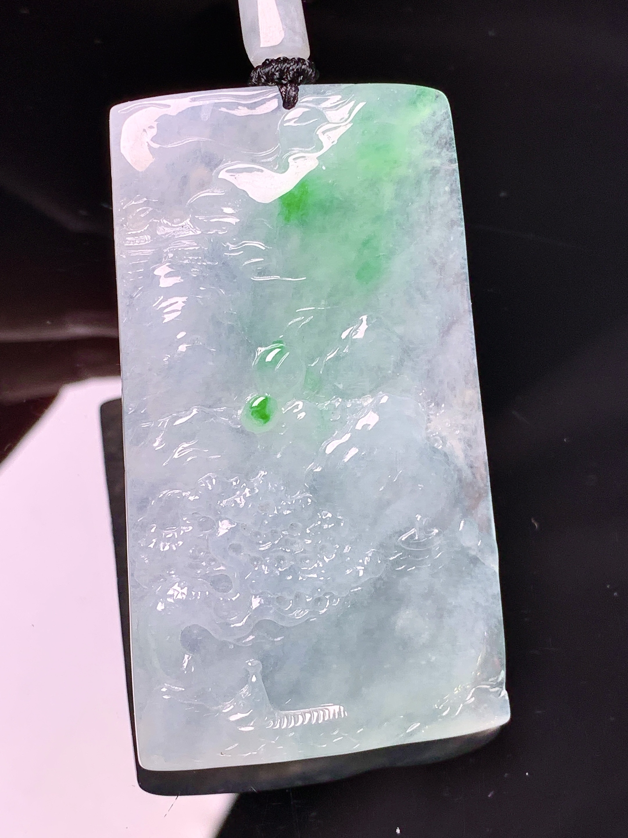 飘绿山水牌子吊坠 玉质细腻 色泽艳丽清新 水润亮眼 整体尺寸58.5*33.3*5.3L1