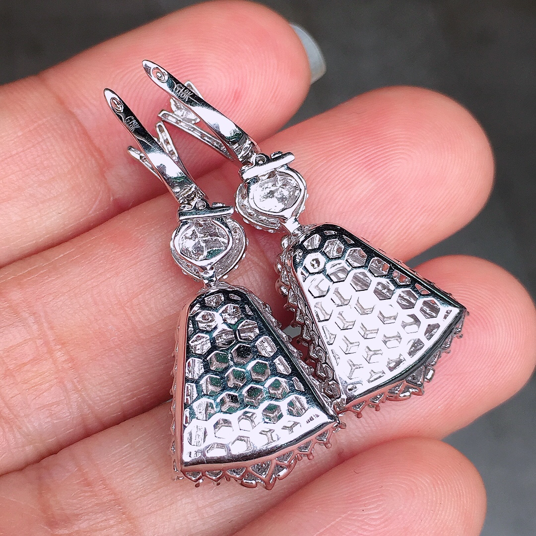 阳绿无事牌耳坠，色泽均匀艳丽，玉质细腻，荧光感超
强，饱满圆润，尽显优雅气质，18k
金豪华镶嵌