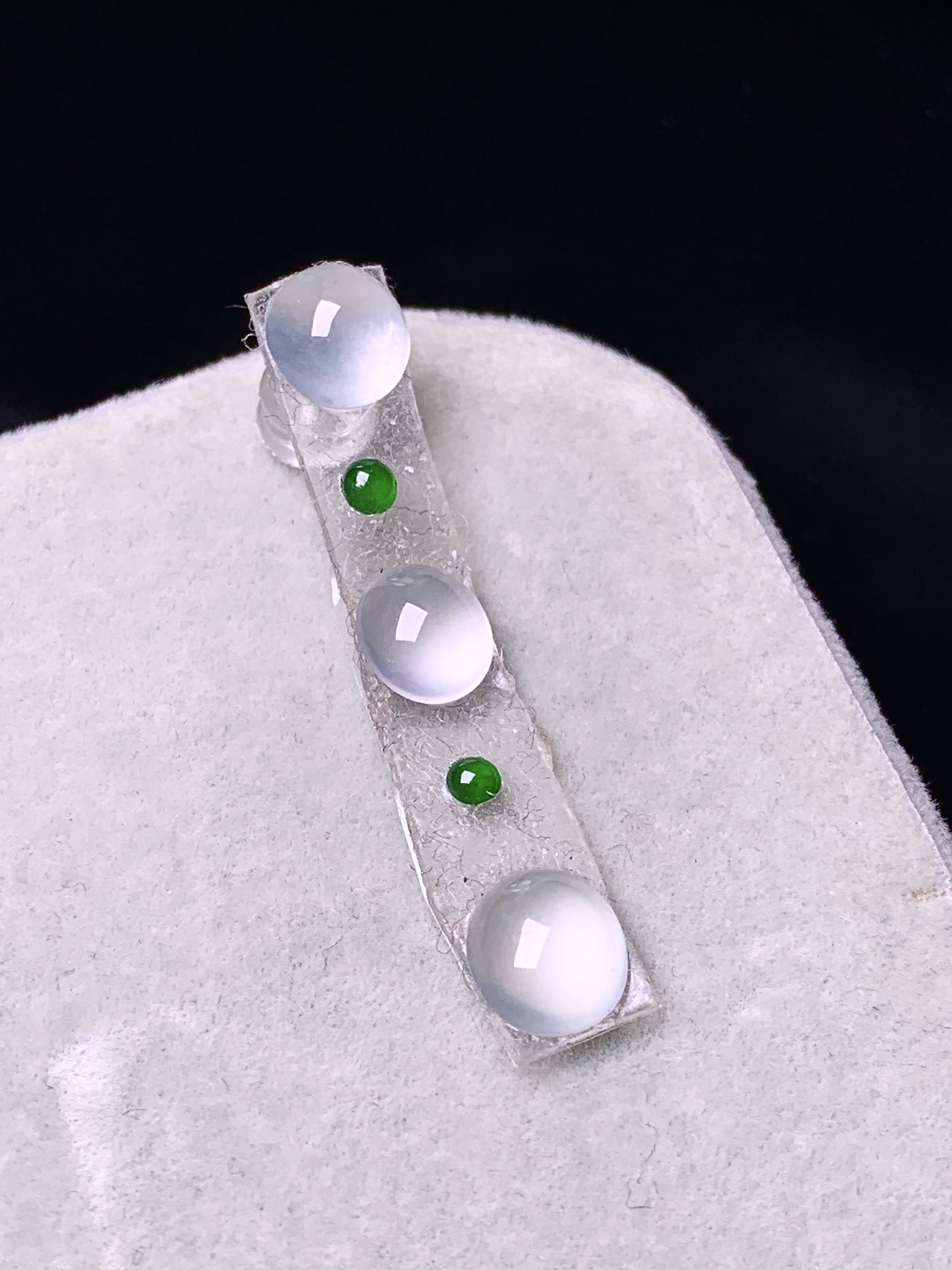 镶嵌款 冰种蛋面一手 玉质细腻 色泽艳丽清新 水润亮眼 整体尺寸7.5*6.5*3j3