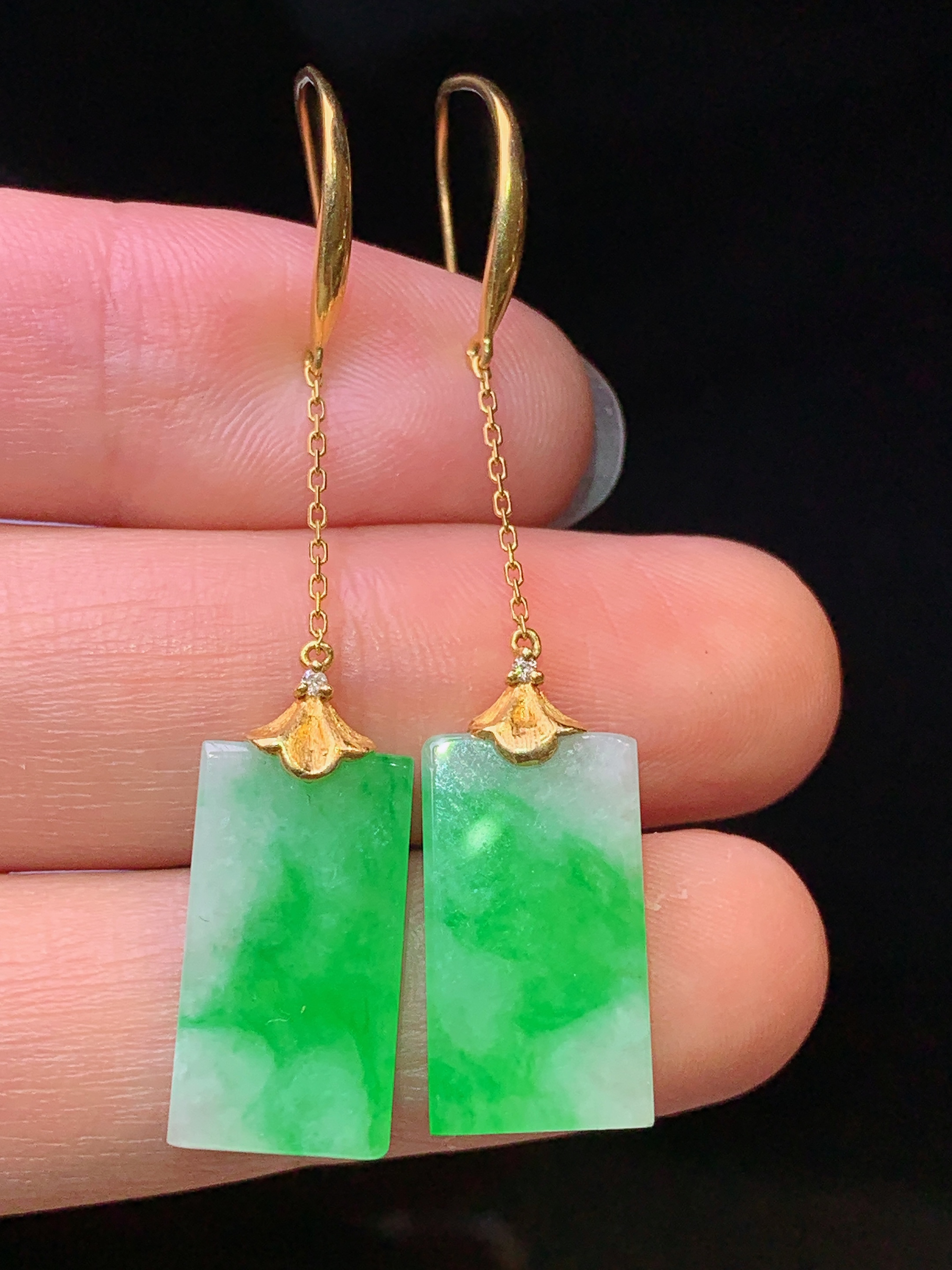 18k金镶嵌翠绿无事牌耳坠 玉质细腻 色泽艳丽清新 水润亮眼 整体尺寸48.2*9.2*2.8yz