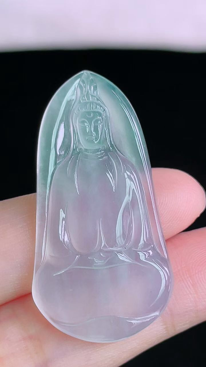 【翡翠名称】老坑种高冰素衣净瓶观音吊坠
【翡翠尺寸】40.7/20.5/3.3mm
【翡翠描述】宝贝种老水足，玉质细腻，色泽靓丽，性价比高，佩戴效果好！
【其它赠送】权威证书/精美挂绳盒子/支持全国复检