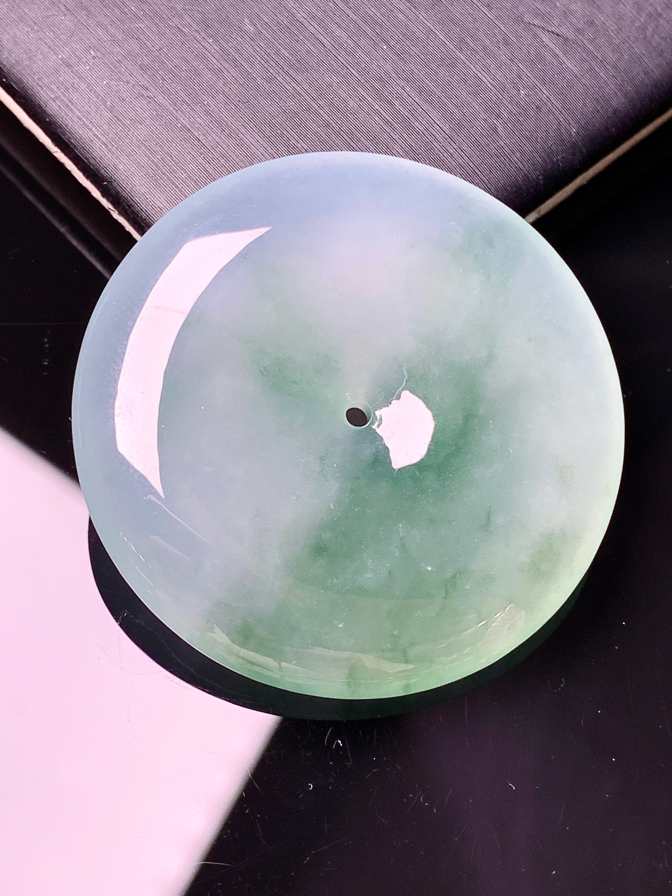 冰种飘绿平安扣吊坠 玉质细腻 色泽艳丽清新 水润亮眼 整体尺寸35.6*6.2a2