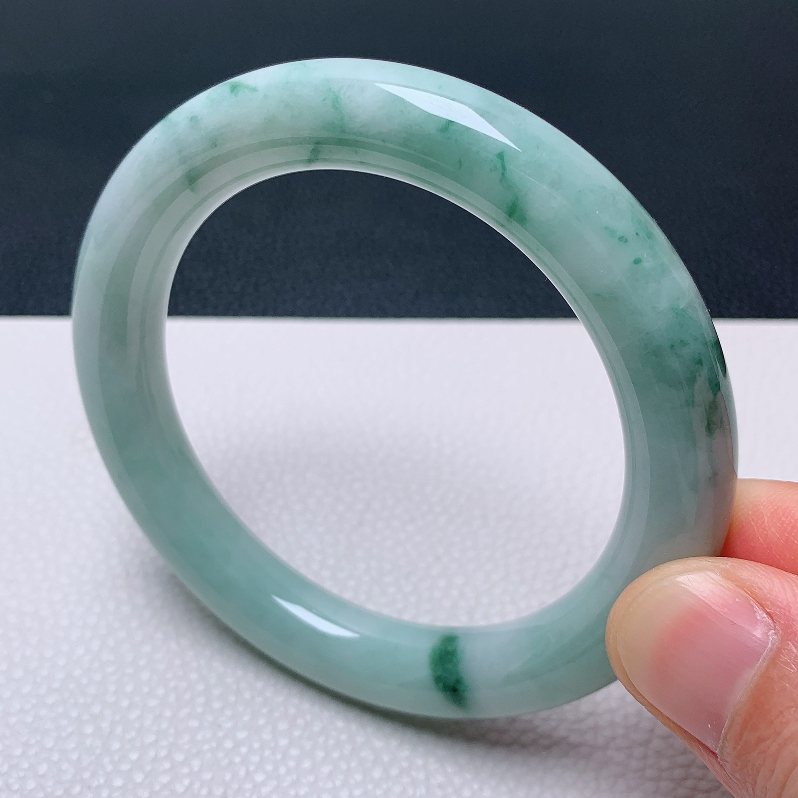 天然翡翠圈口58-59老坑飘花圆条手镯 玉质细腻 种水好 尺寸：58.3-10.6-10.6mm  M22