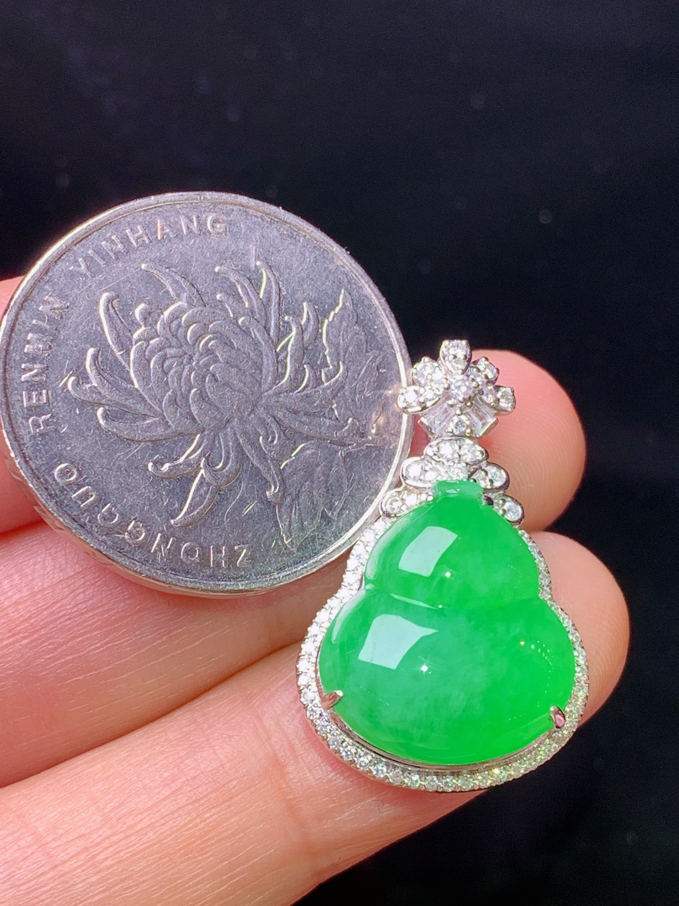 18k金钻镶嵌翠绿葫芦吊坠 玉质细腻 色泽艳丽清新 水润亮眼 整体尺寸26.3*16.6*9.8f1