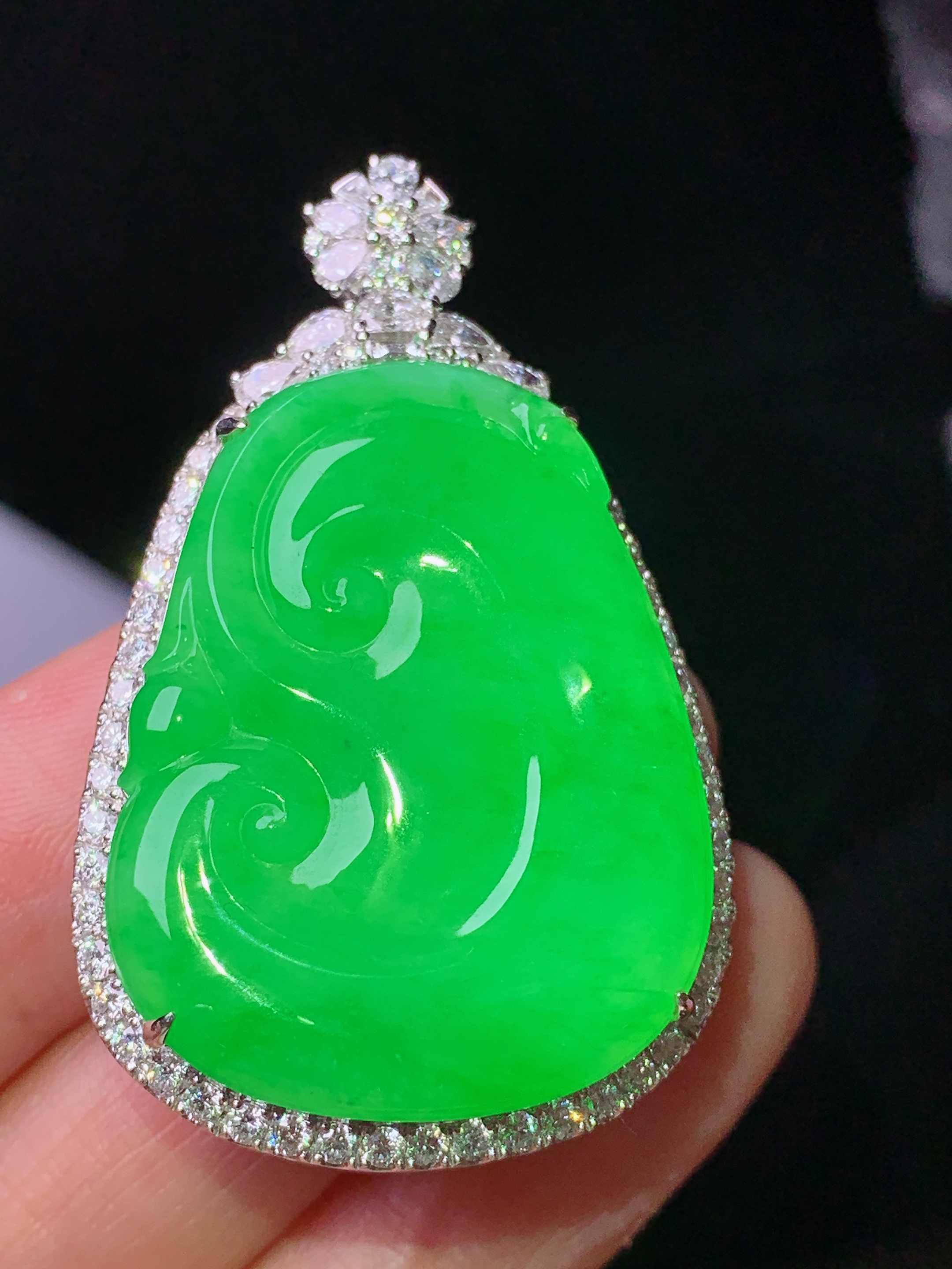 18k金钻镶嵌满绿如意吊坠 玉质细腻 色泽艳丽清新 水润亮眼 整体尺寸44.7*27.8*10m5