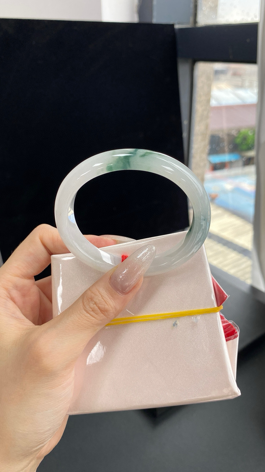 【飘花贵妃手镯】
尺寸：54.8-4.6-11.7-7.4
自然光无滤镜，原图直出