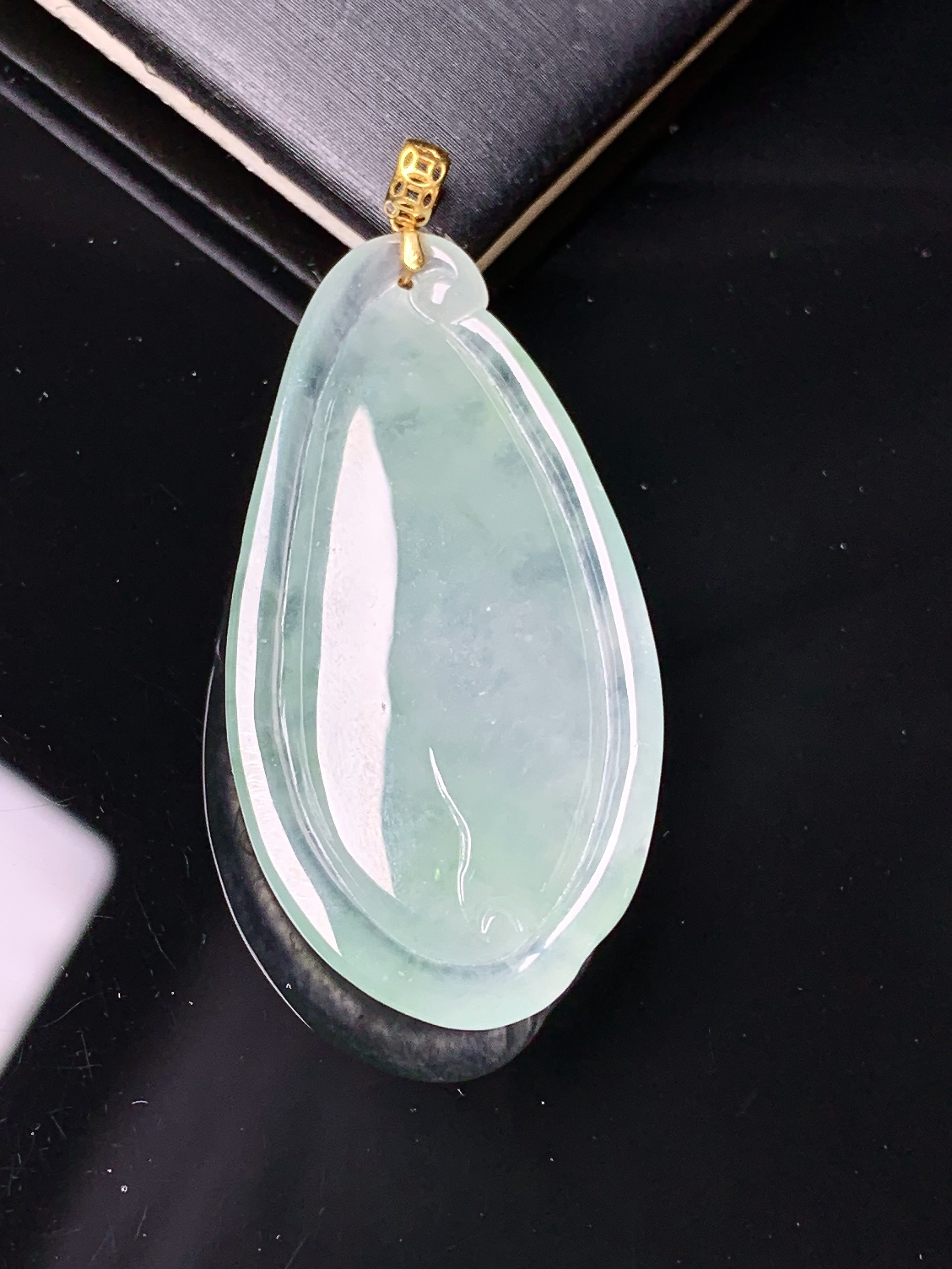 18k金镶嵌冰种雕花福瓜吊坠 玉质细腻 色泽艳丽清新 水润亮眼 整体尺寸44.3*20.2*5.5d1