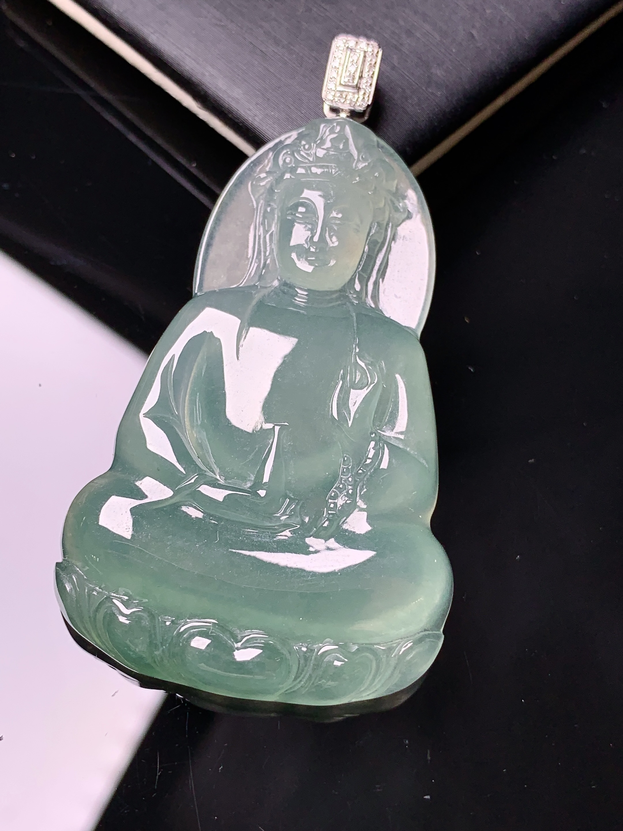 18k金钻镶嵌冰种观音吊坠 玉质细腻 色泽艳丽清新 水润亮眼 整体尺寸58.2*32.2*6L1
