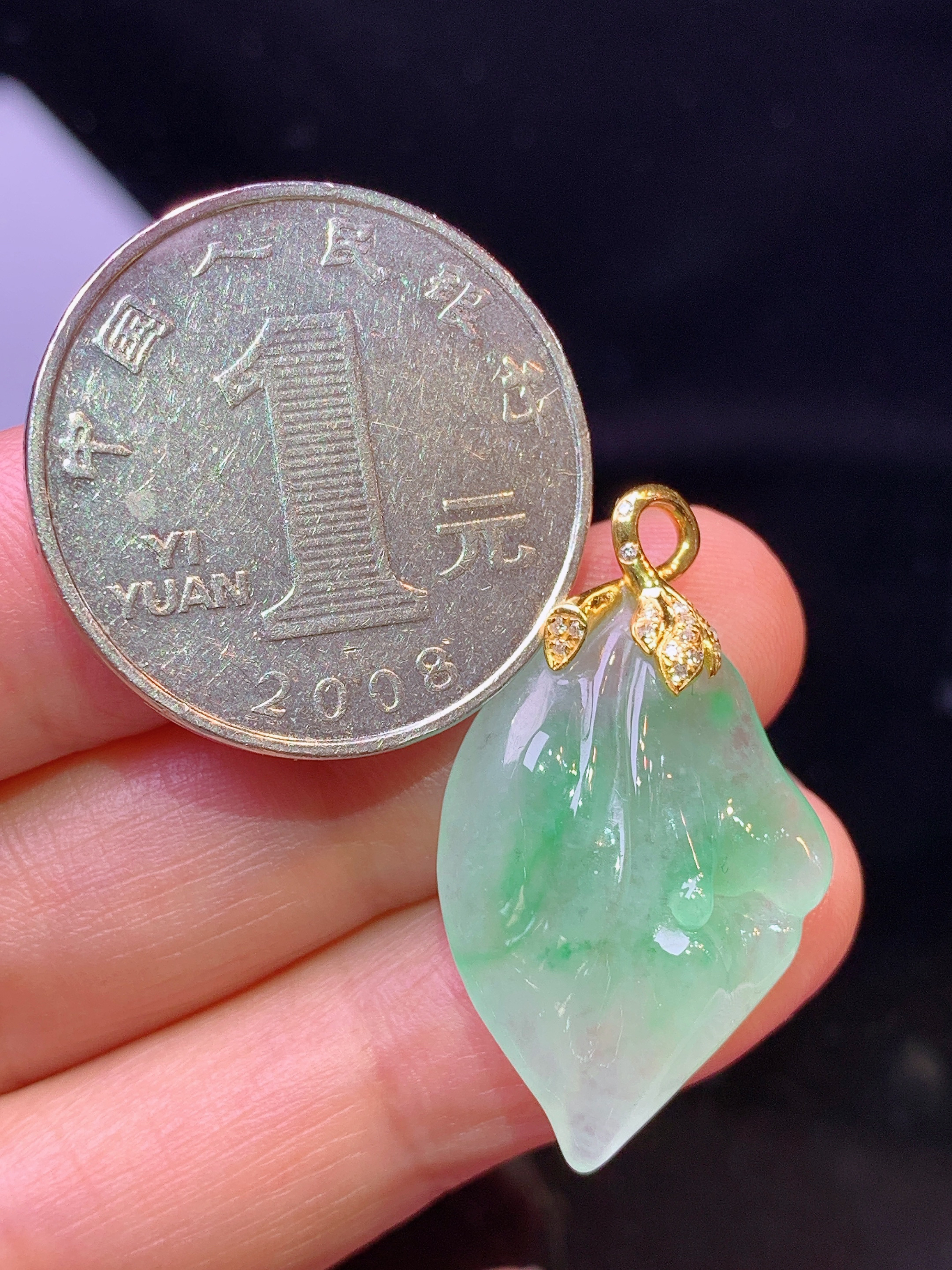 18k金钻镶嵌飘绿随形吊坠 玉质细腻 色泽艳丽清新 水润亮眼 整体尺寸30*17.2*7.6f1