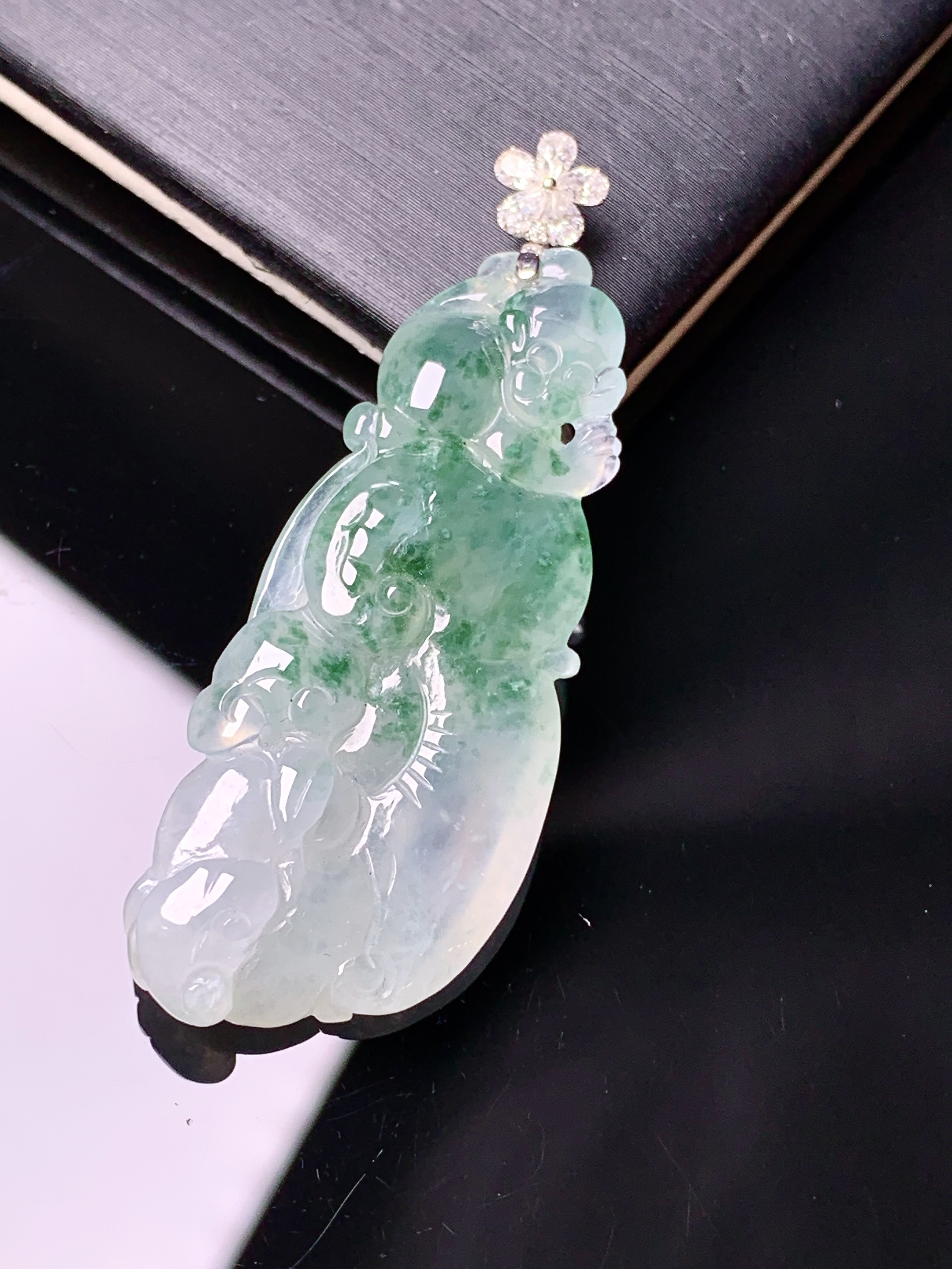 18k金钻镶嵌飘绿如意吊坠 玉质细腻 色泽艳丽清新 水润亮眼 整体尺寸47.5*17*6.2