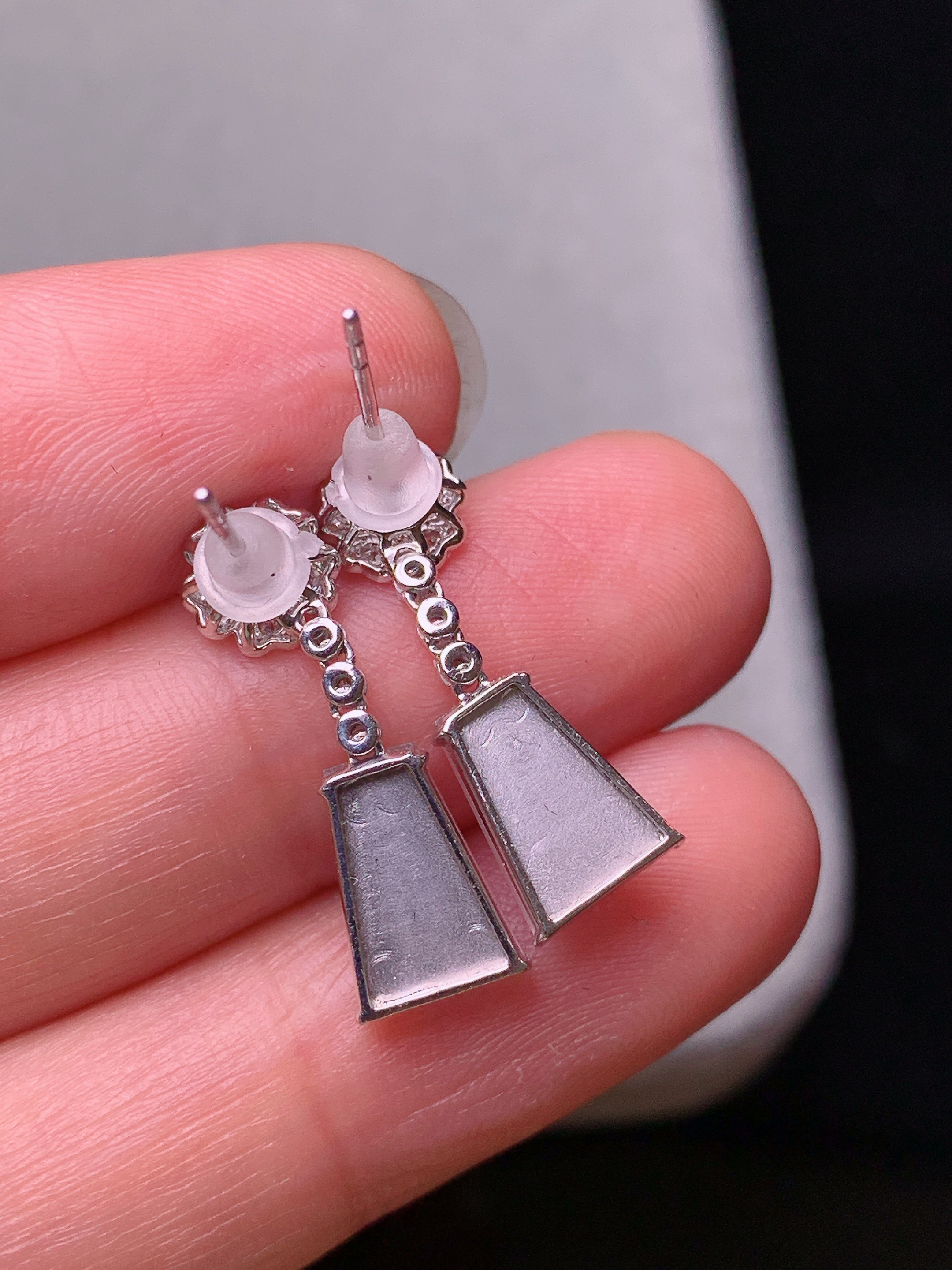 18k金钻镶嵌冰种无事牌耳坠 玉质细腻 色泽艳丽清新 水润亮眼 整体尺寸21.6*7*2.8z2