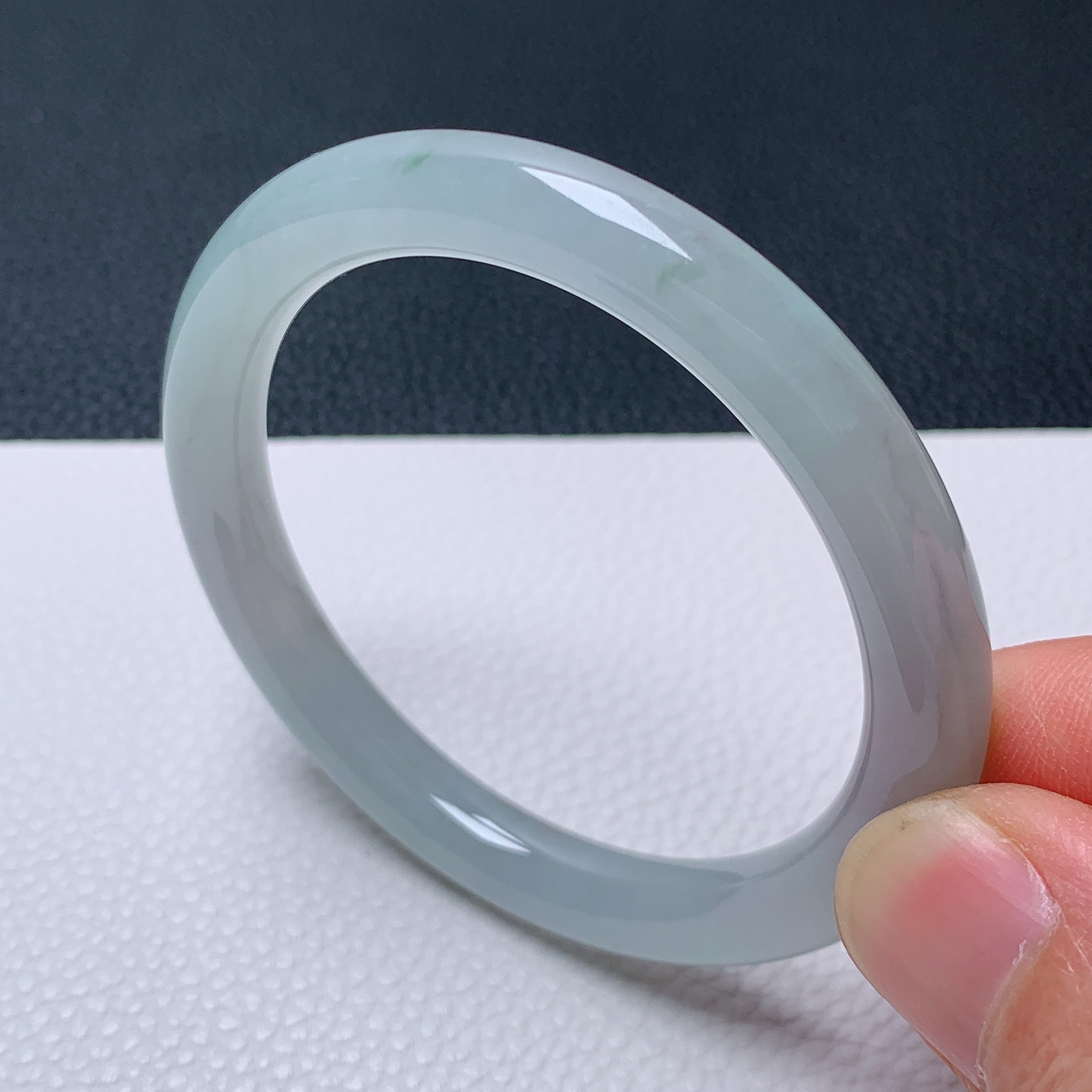 天然翡翠圈口51-52老坑冰透圆条手镯 玉质细腻 种水好 尺寸：51.2-7.5-7.5mm  M22