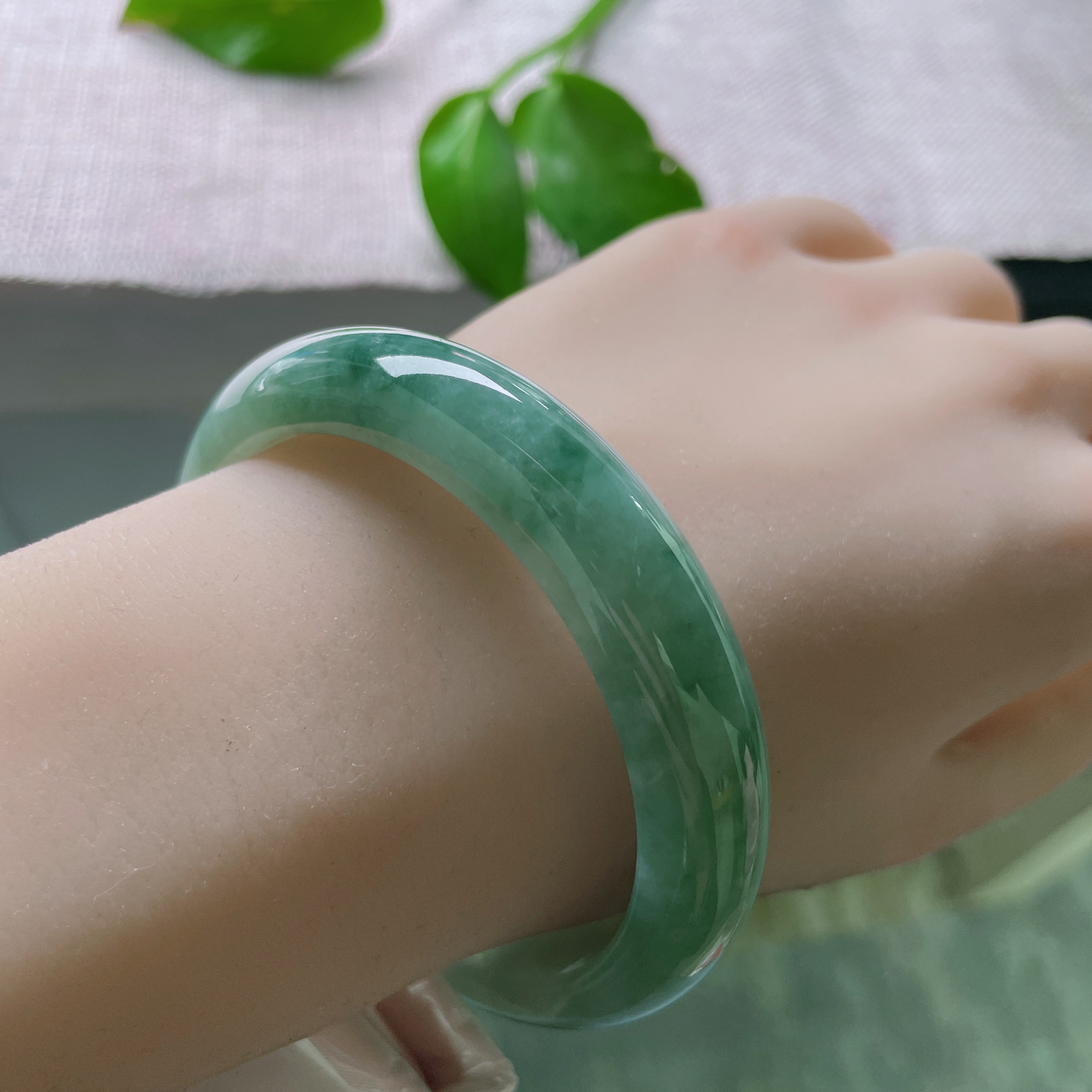 57/12.4/8.9，浅油绿底正圈，水头好，种老，青绿如诗，温润如玉。无纹裂