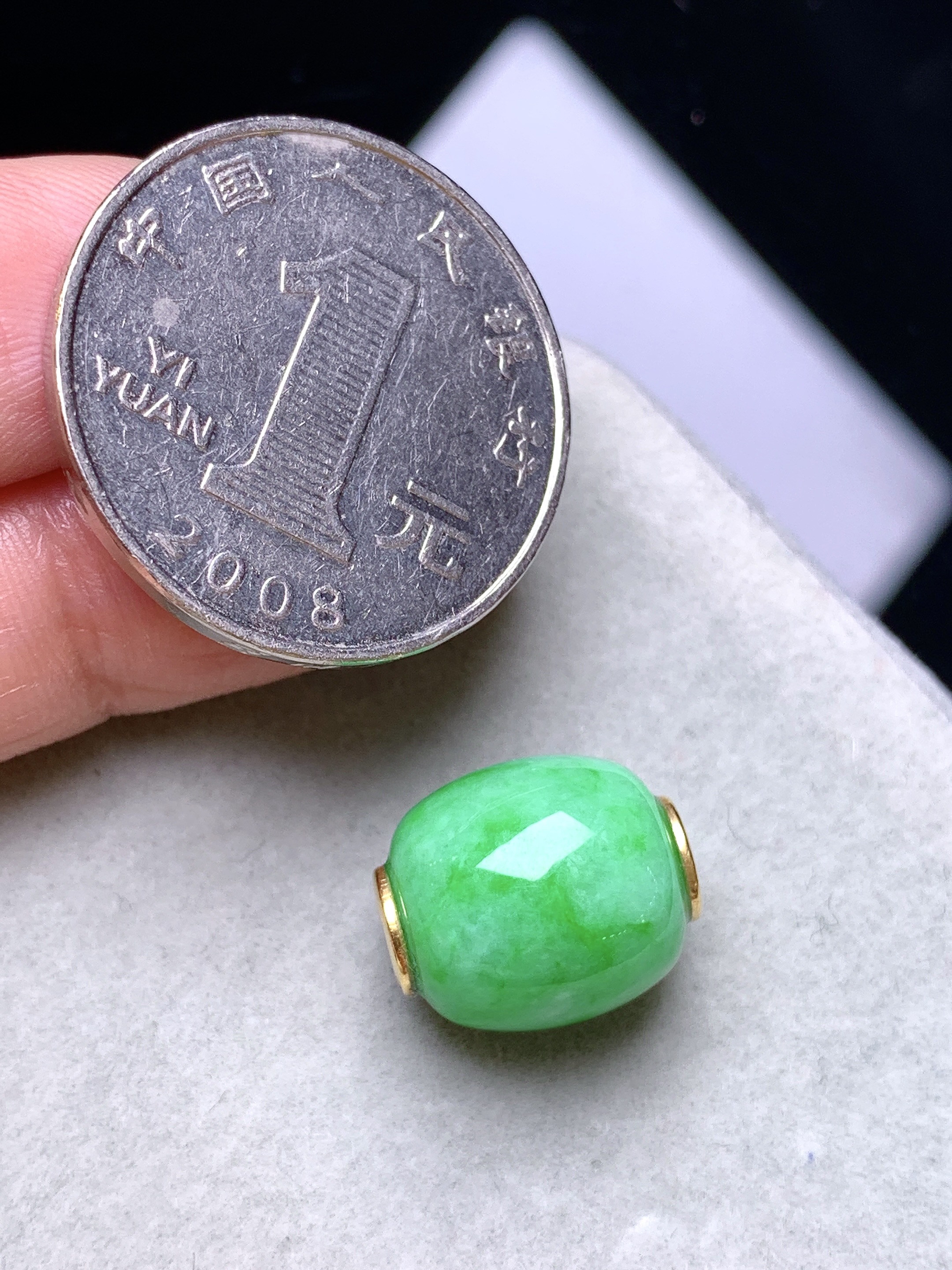 18k金镶嵌翠绿路路通吊坠 玉质细腻 色泽艳丽清新 水润亮眼 整体尺寸12.3b1